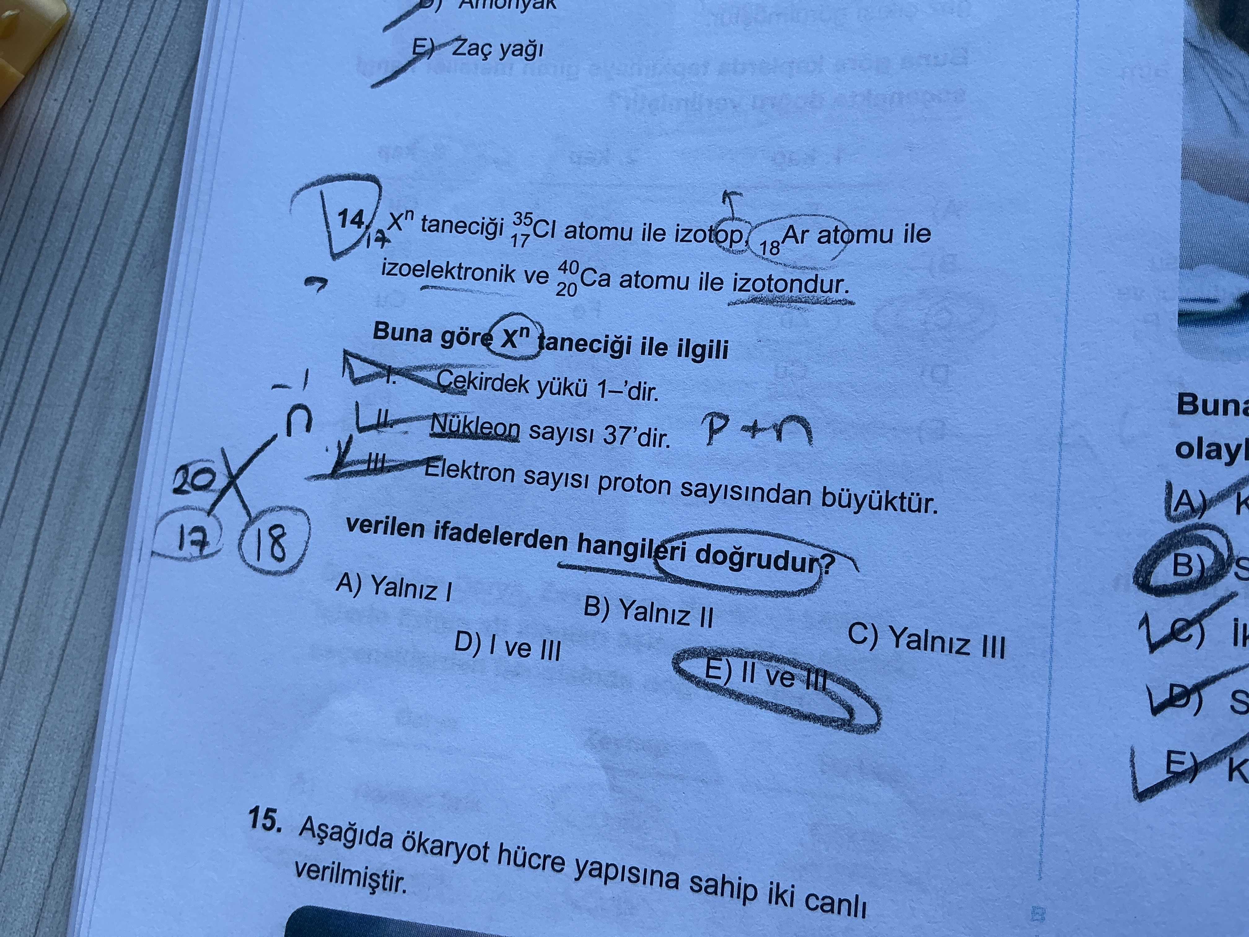 Xⁿ taneciği ³⁵₁₇Cl atomu ile izotop, ¹⁸Ar atomu ile izoelektronik ve ⁴⁰₂₀Ca atomu ile izotondur
