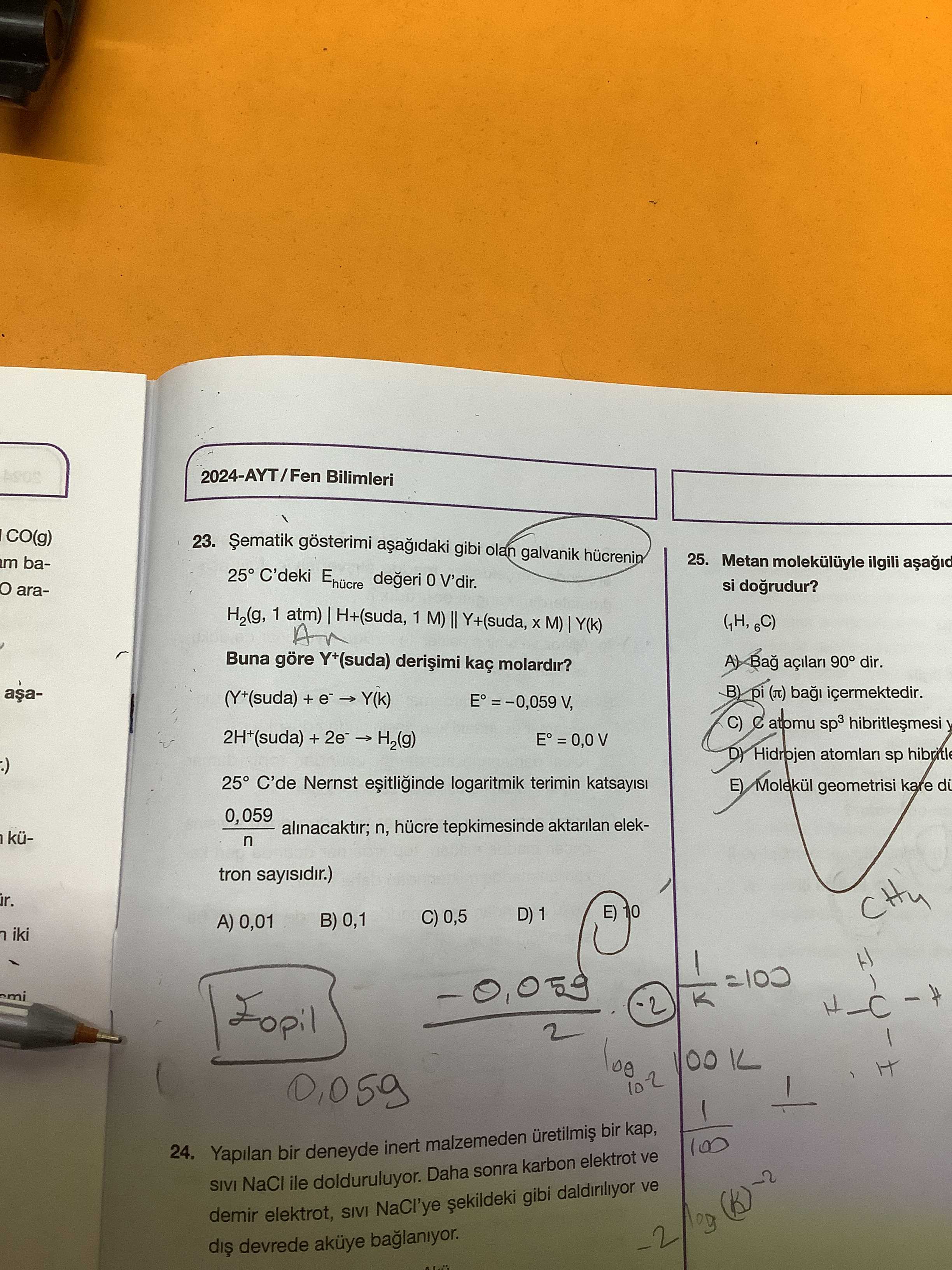 Şematik gösterimi aşağıdaki gibi olan galvanik hücrenin 25° C'deki E_hücre değeri 0 V'dir. H₂(g, 1