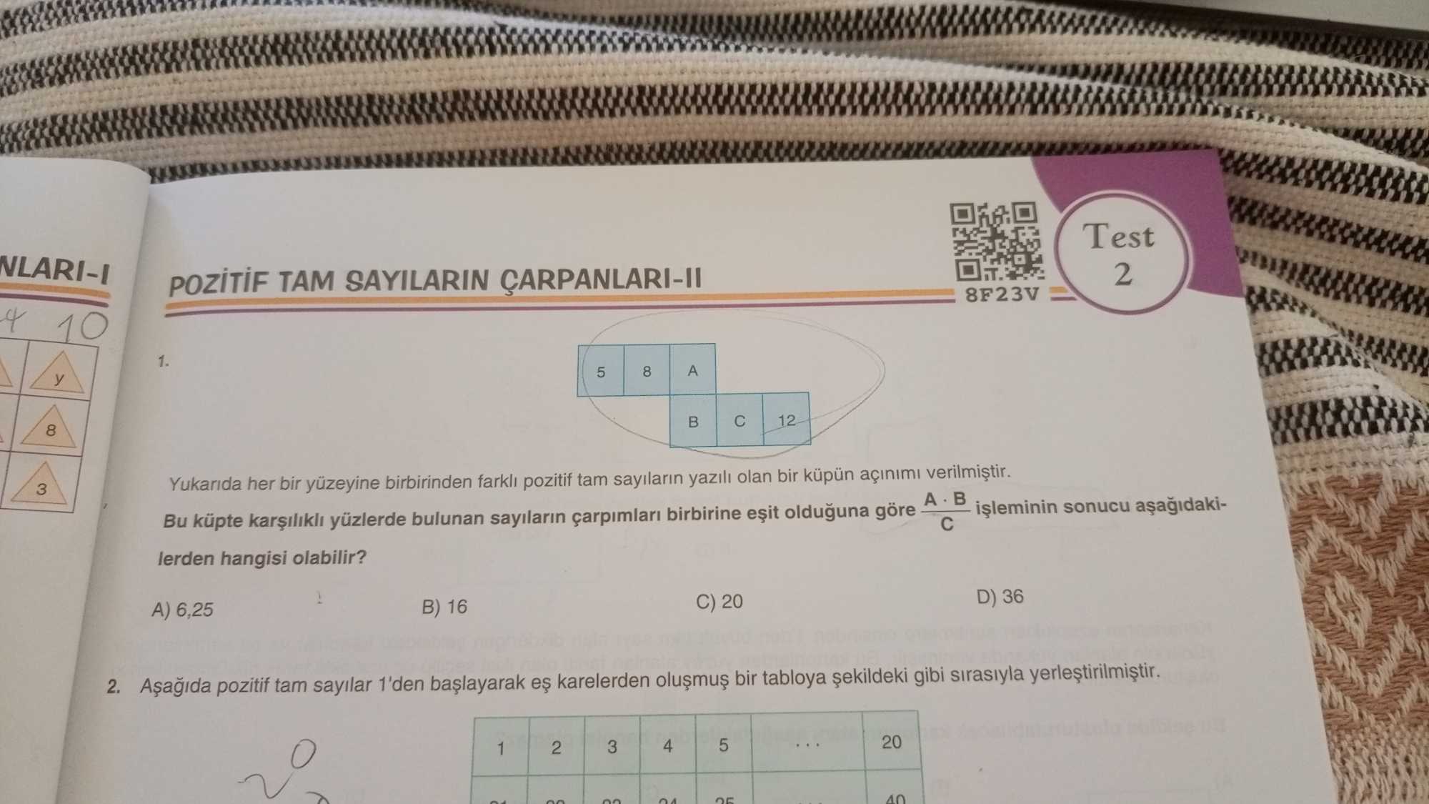 Yukarıda her bir yüzeyine birbirinden farklı pozitif tam sayıların yazılı olan bir küpün açınımı