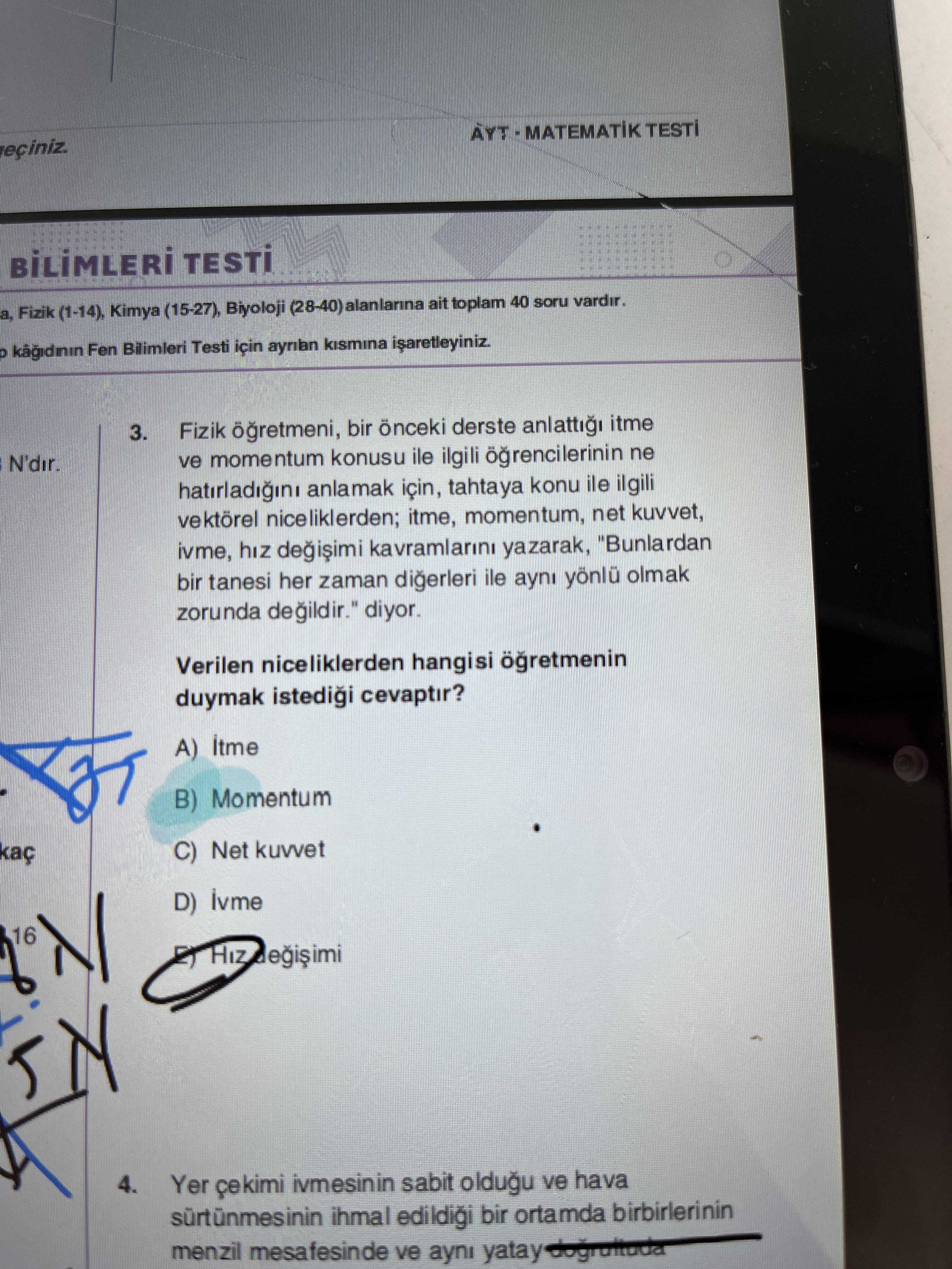 Fizik öğretmeni, bir önceki derste anlattığı itme ve momentum konusu ile ilgili öğrencilerinin ne