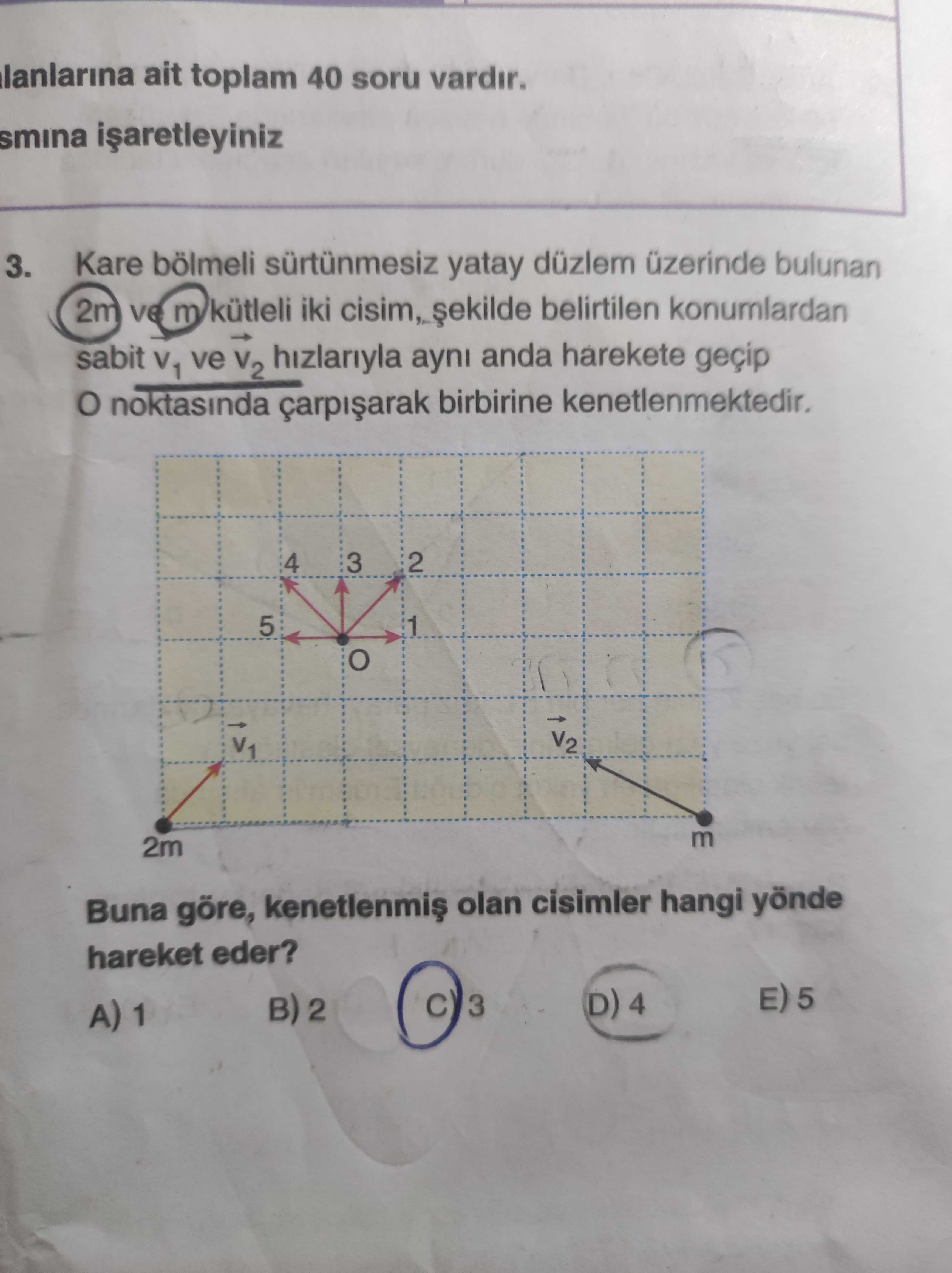 Kare bölmeli sürtünmesiz yatay düzlem üzerinde bulunan 2m ve m kütleli iki cisim, şekilde belirtilen