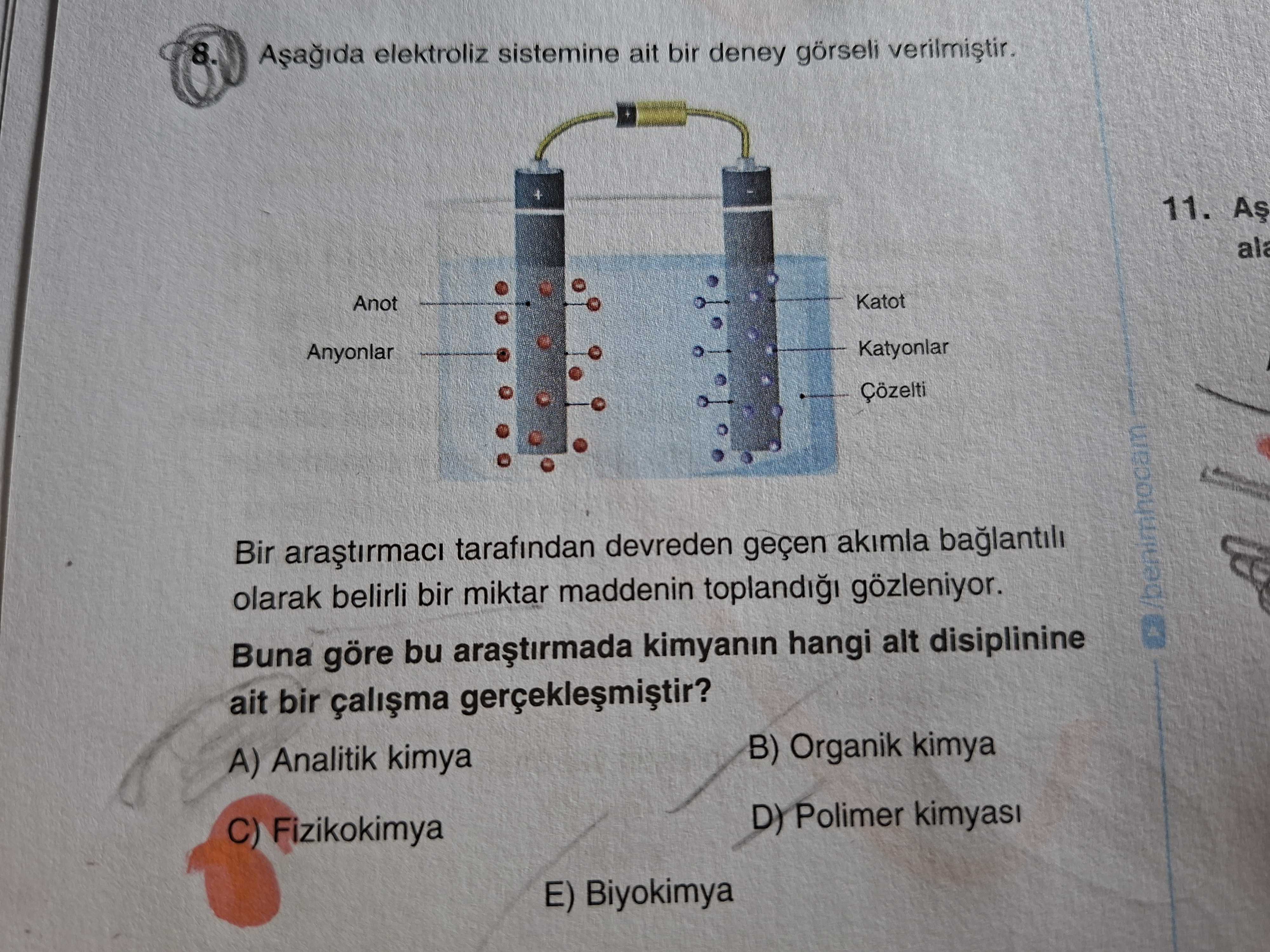 Aşağıda elektroliz sistemine ait bir deney görseli verilmiştir. Bir araştırmacı tarafından devreden