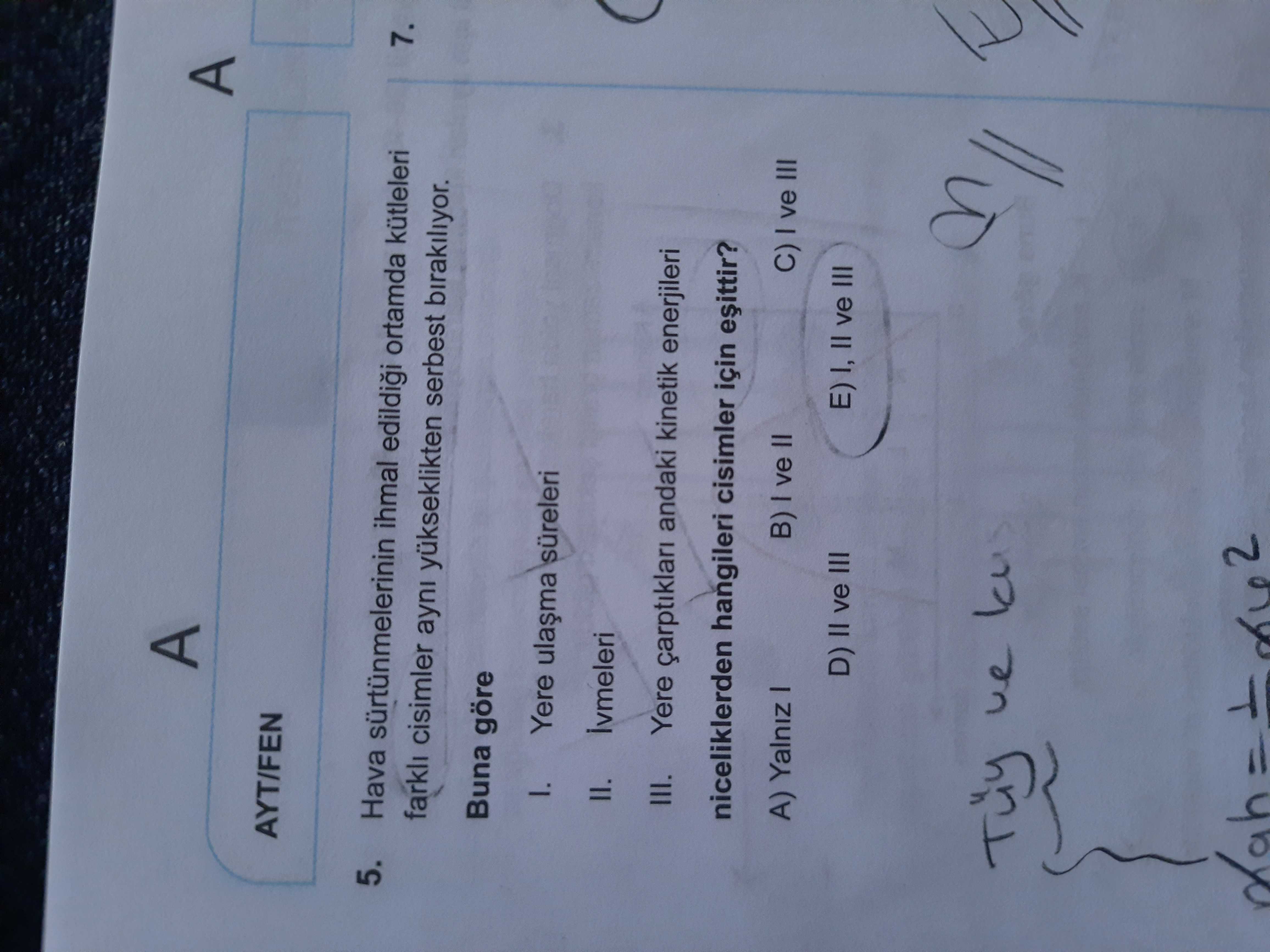Hava sürtünmelerinin ihmal edildiği ortamda kütleleri farklı cisimler aynı yükseklikten serbest