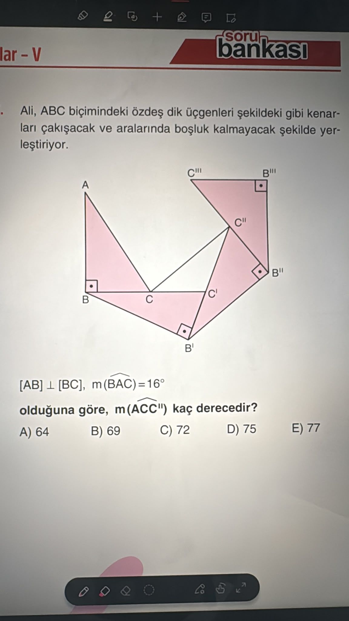 Ali, ABC biçimindeki özdeş dik üçgenleri şekildeki gibi kenarları çakışacak ve aralarında boşluk