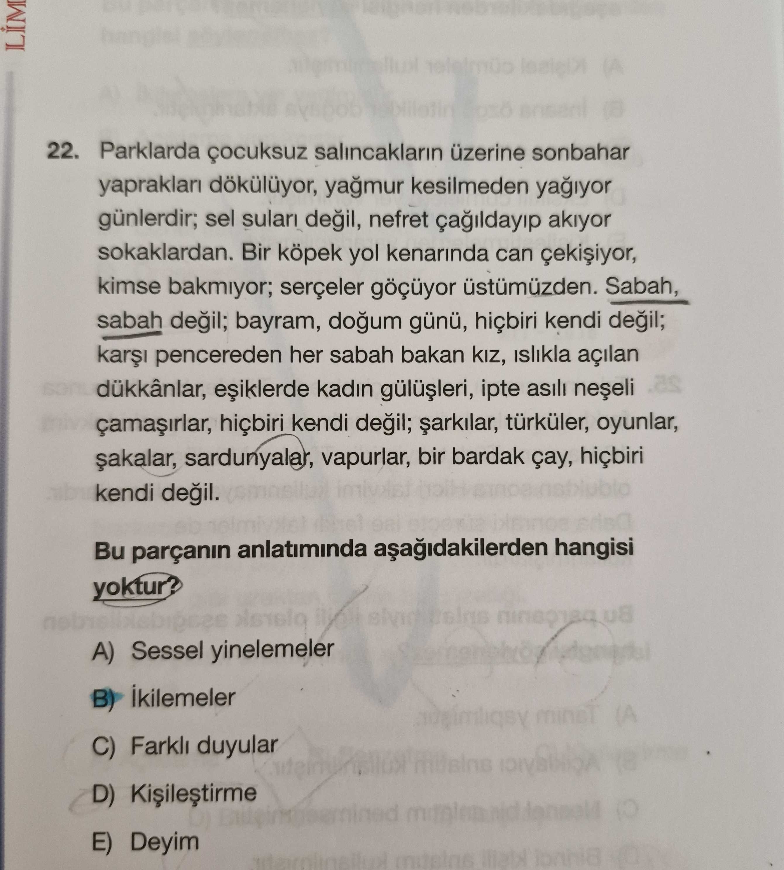 Parklarda çocuksuz salıncakların üzerine sonbahar yaprakları döküliyor, yağmur kesilmeden yağıyor