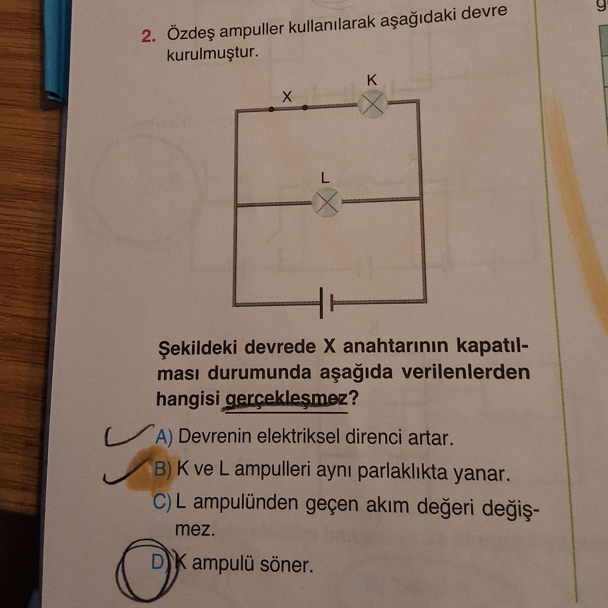 Özdeş ampuller kullanılarak aşağıdaki devre kurulmuştur. Şekildeki devrede X anahtarının kapatılması