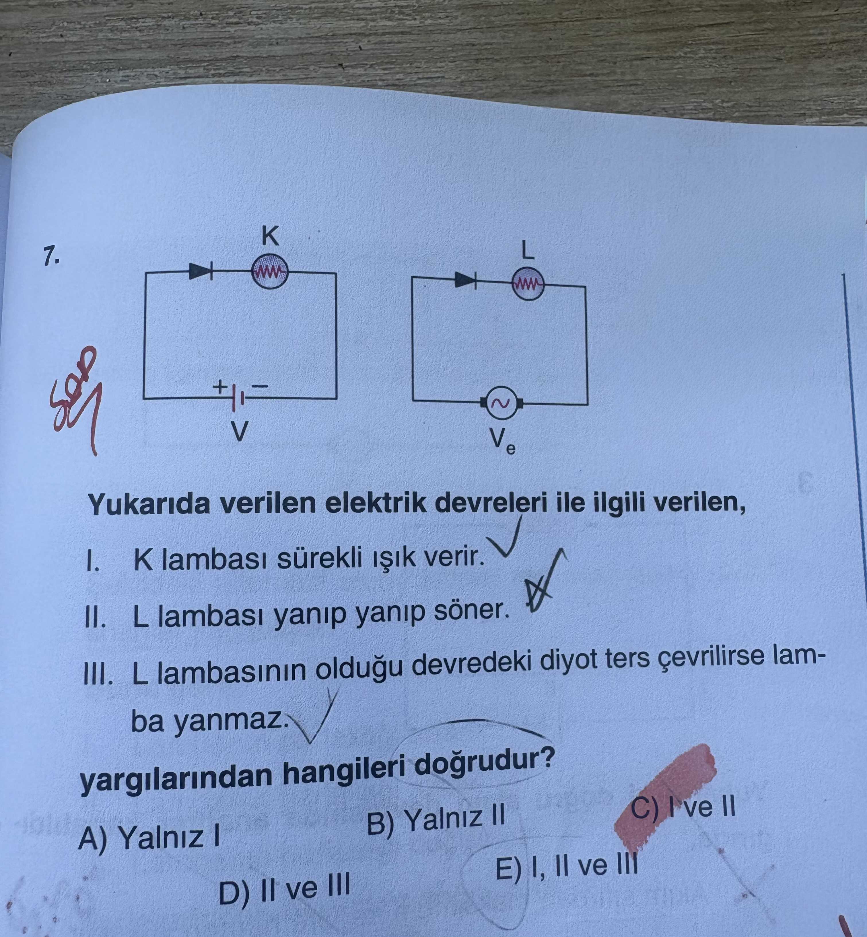 Yukarıda verilen elektrik devreleri ile ilgili verilen, I. K lambası sürekli ışık verir. II. L