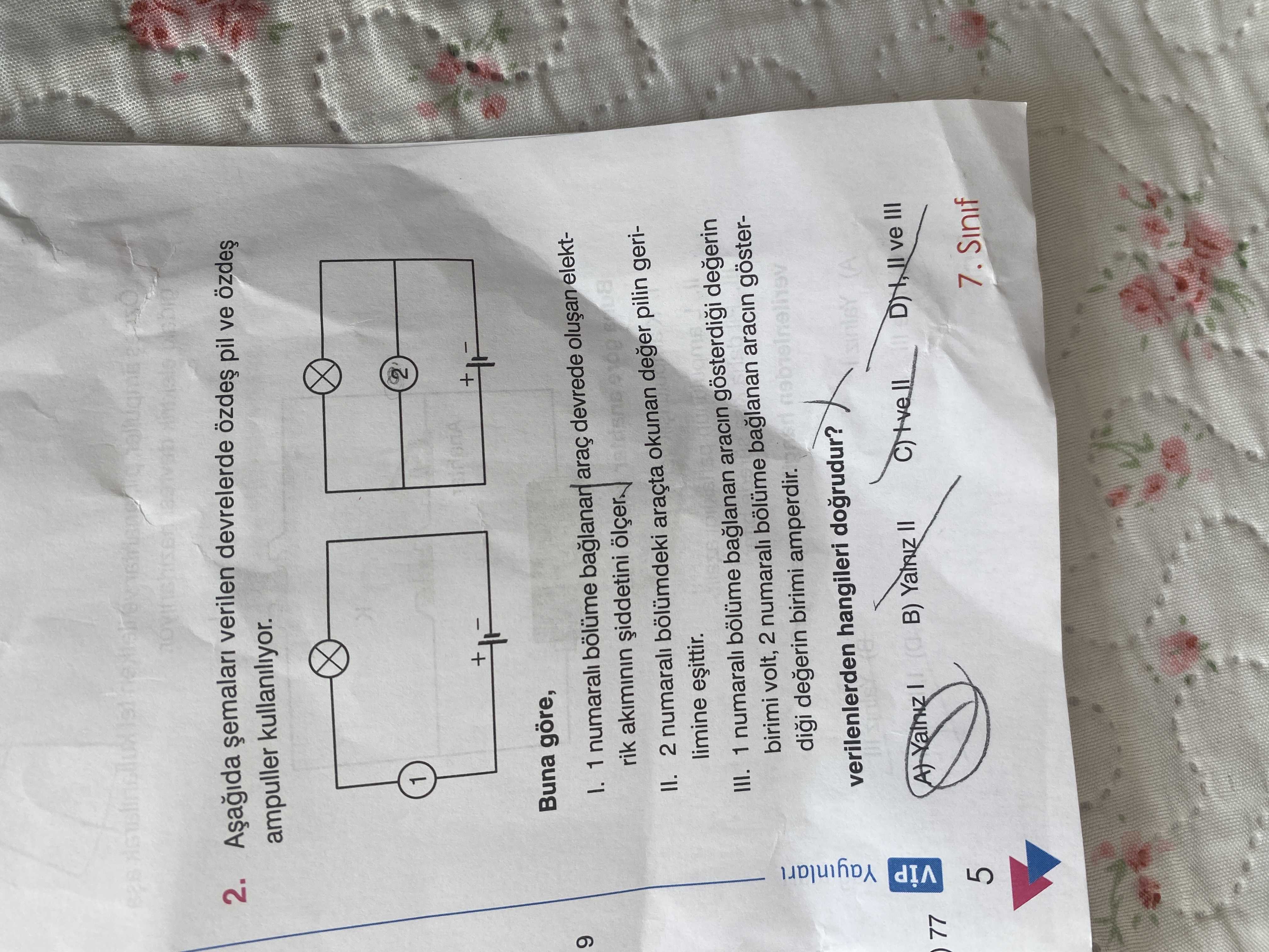 Aşağıda şemaları verilen devrelerde özdeş pil ve özdeş ampuller kullanılıyor. Buna göre, I. 1