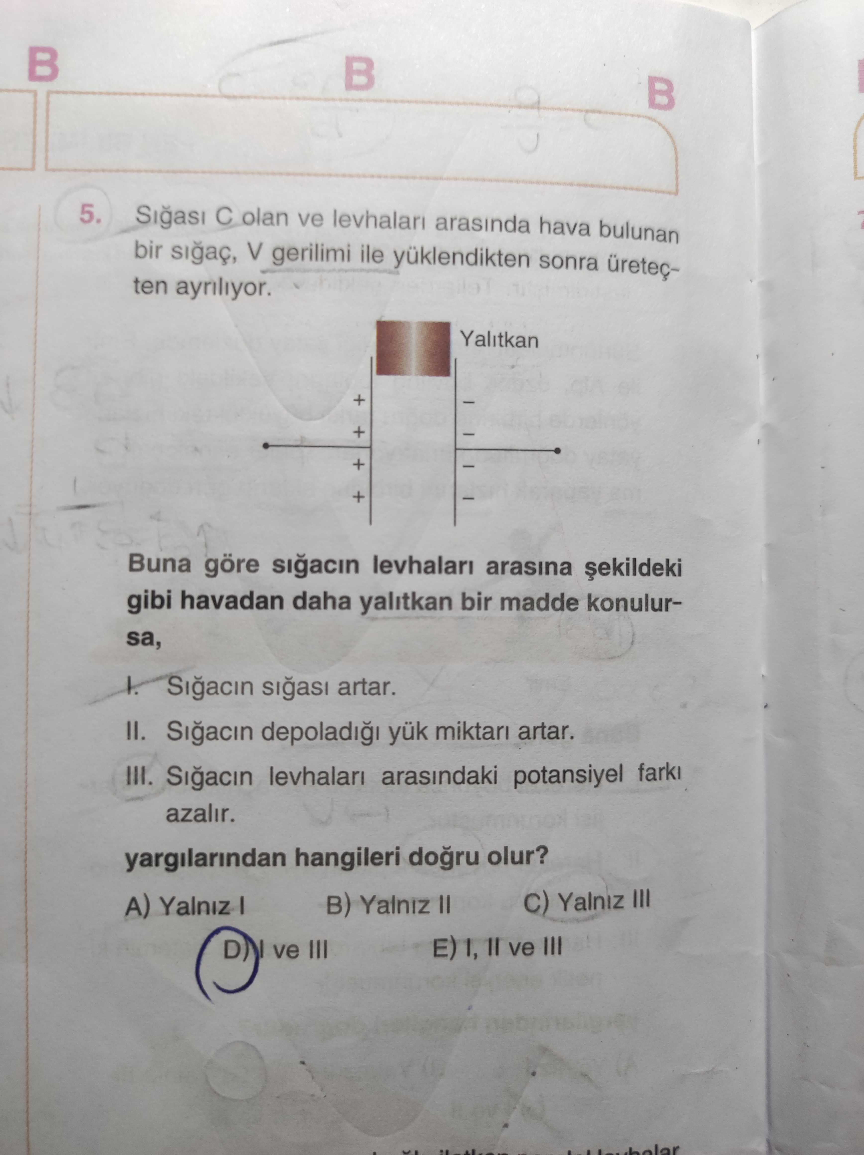 Sığası C olan ve levhaları arasında hava bulunan bir sığaç, V gerilimi ile yüklendikten sonra