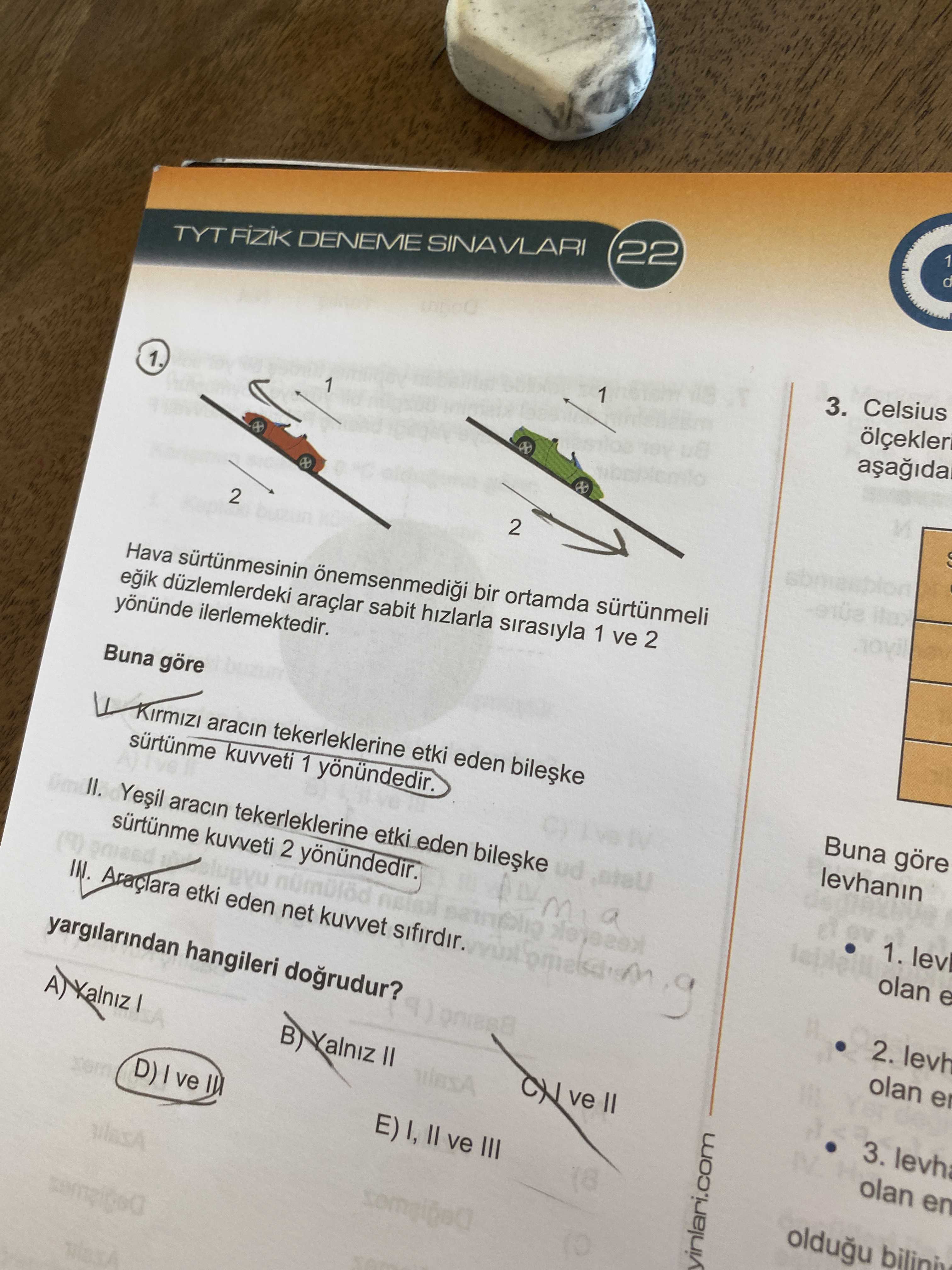 Hava sürtünmesinin önemsenmediği bir ortamda sürtünmeli eğik düzlemlerdeki araçlar sabit hızlarla