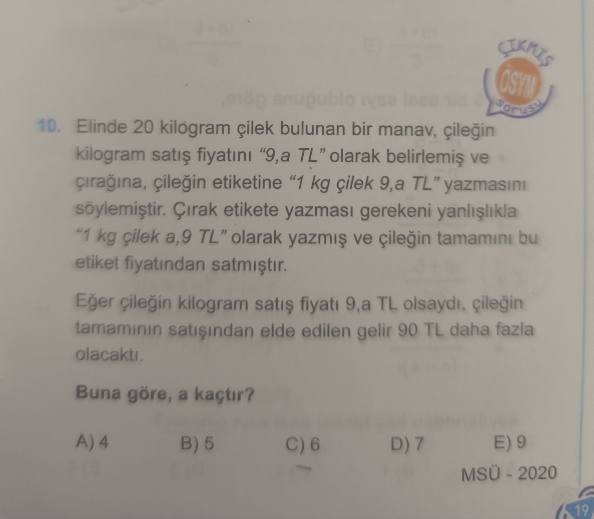 Elinde 20 kilogram çilek bulunan bir manav, çileğin kilogram satış fiyatını "9,a TL" olarak