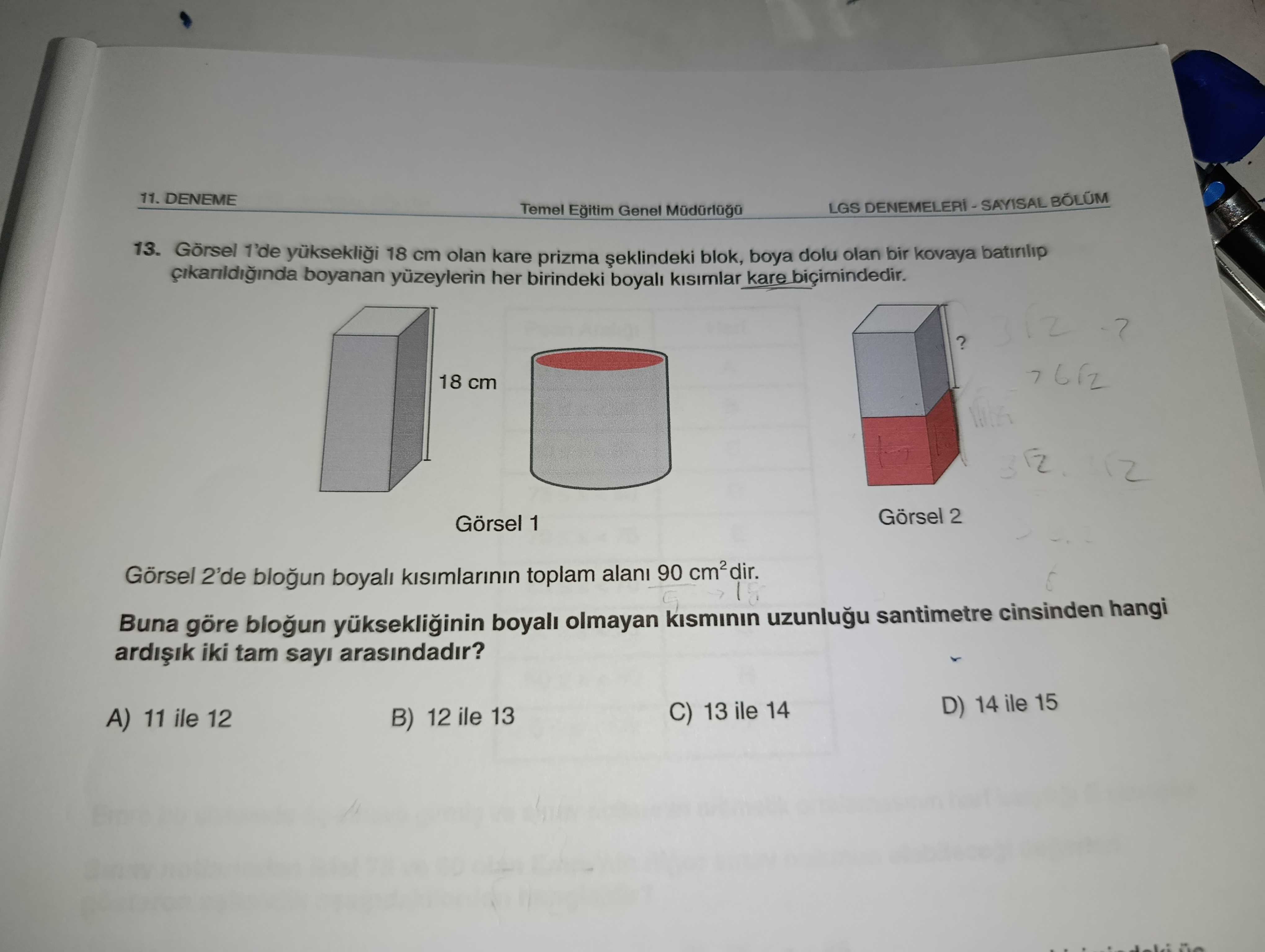 Görsel 1'de yüksekliği 18 cm olan kare prizma şeklindeki blok, boya dolu olan bir kovaya batırılıp