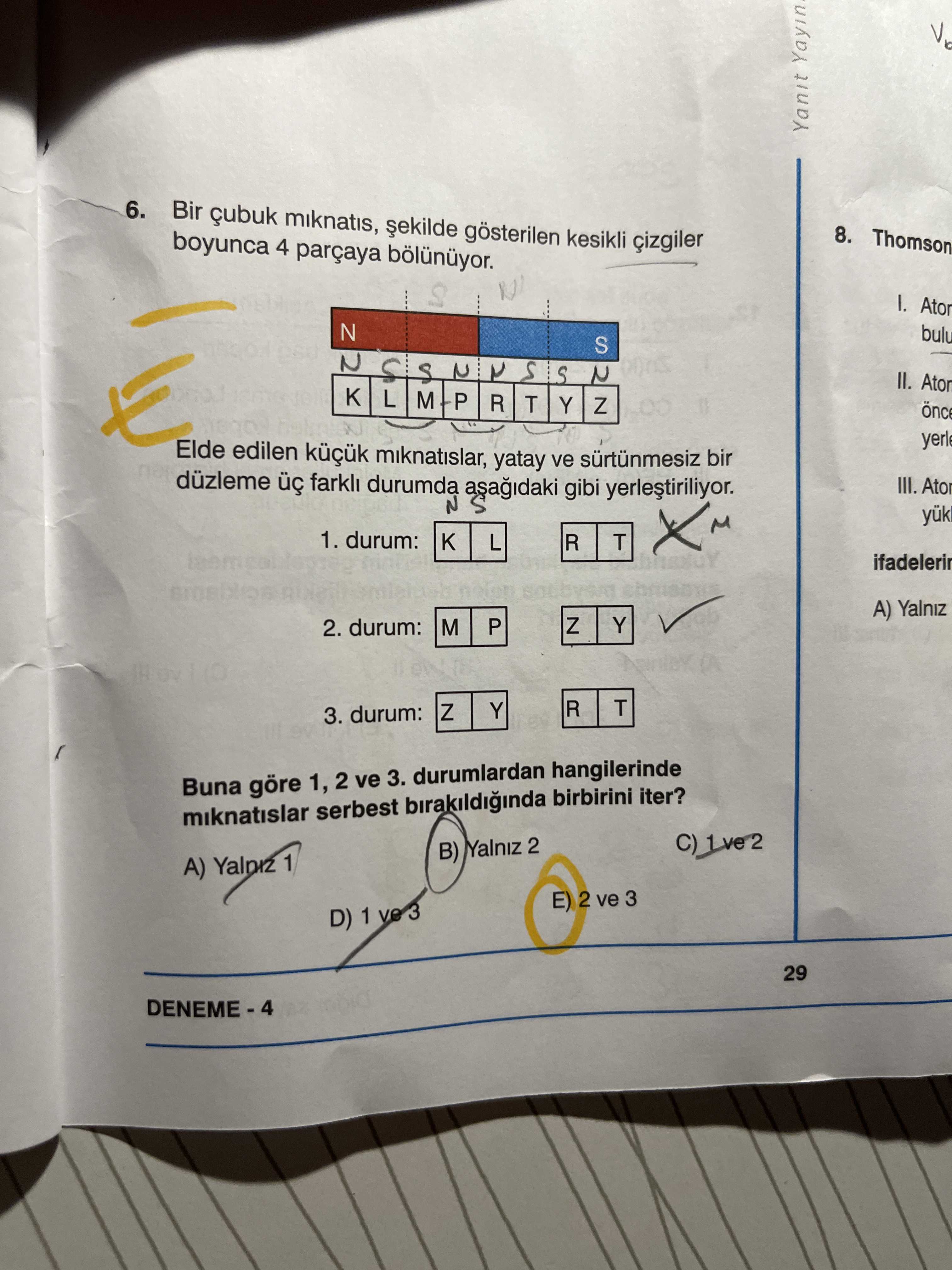 Bir çubuk mıknatıs, şekilde gösterilen kesikli çizgiler boyunca 4 parçaya bölünüyor. Elde edilen