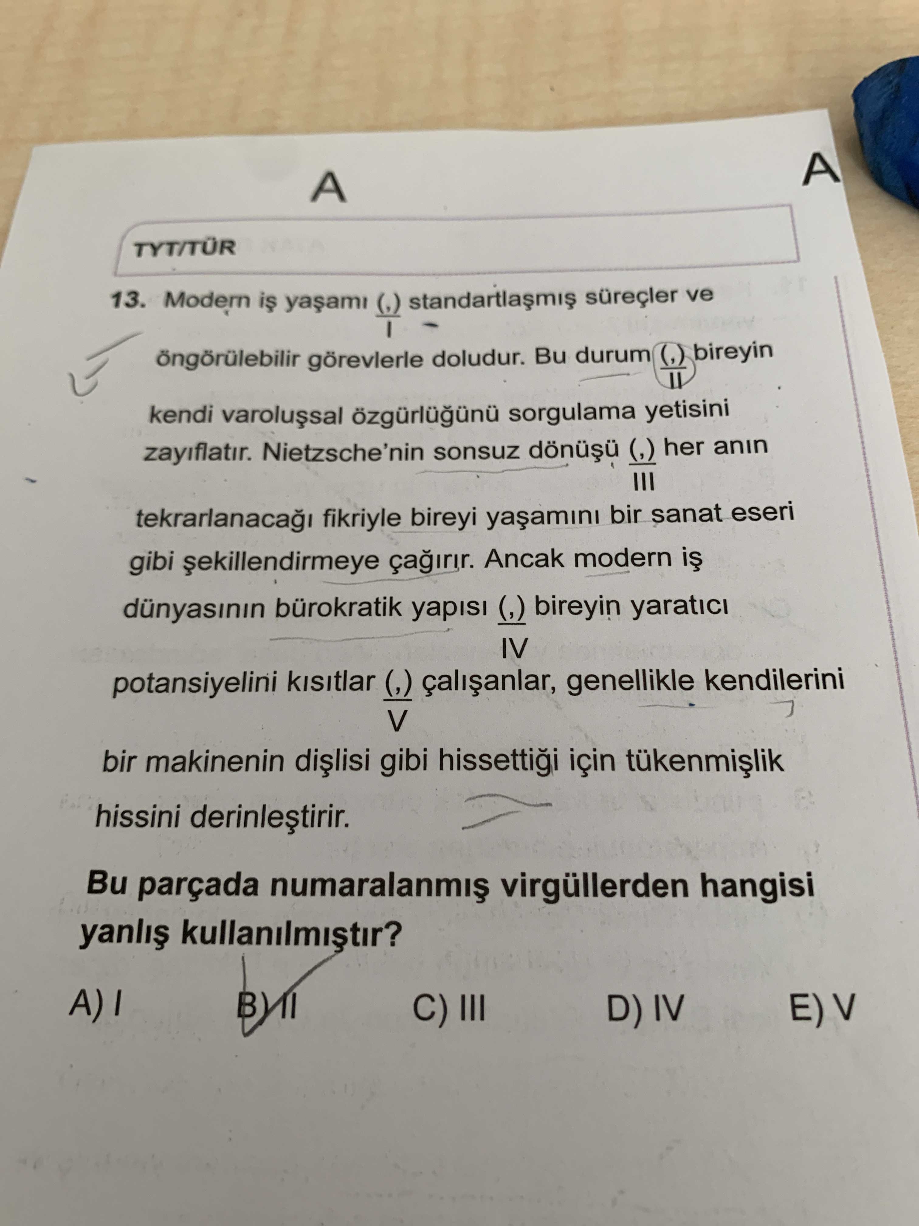 Modern iş yaşamı (,) standartlaşmış süreçler ve I öngörülebilir görevlerle doludur. Bu durum (,)