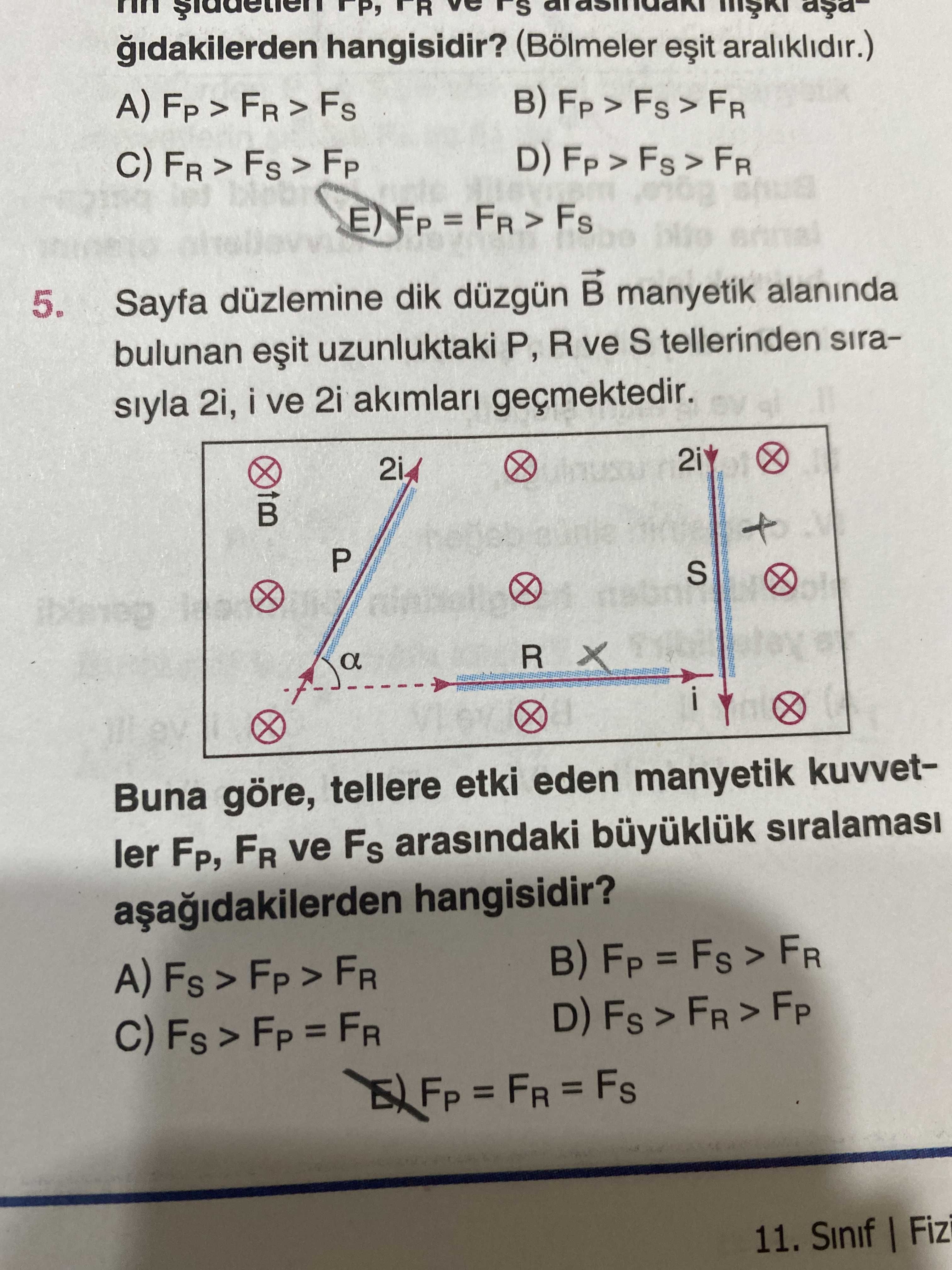 Sayfa düzlemine dik düzgün B⃗ manyetik alanında bulunan eşit uzunluktaki P, R ve S tellerinden