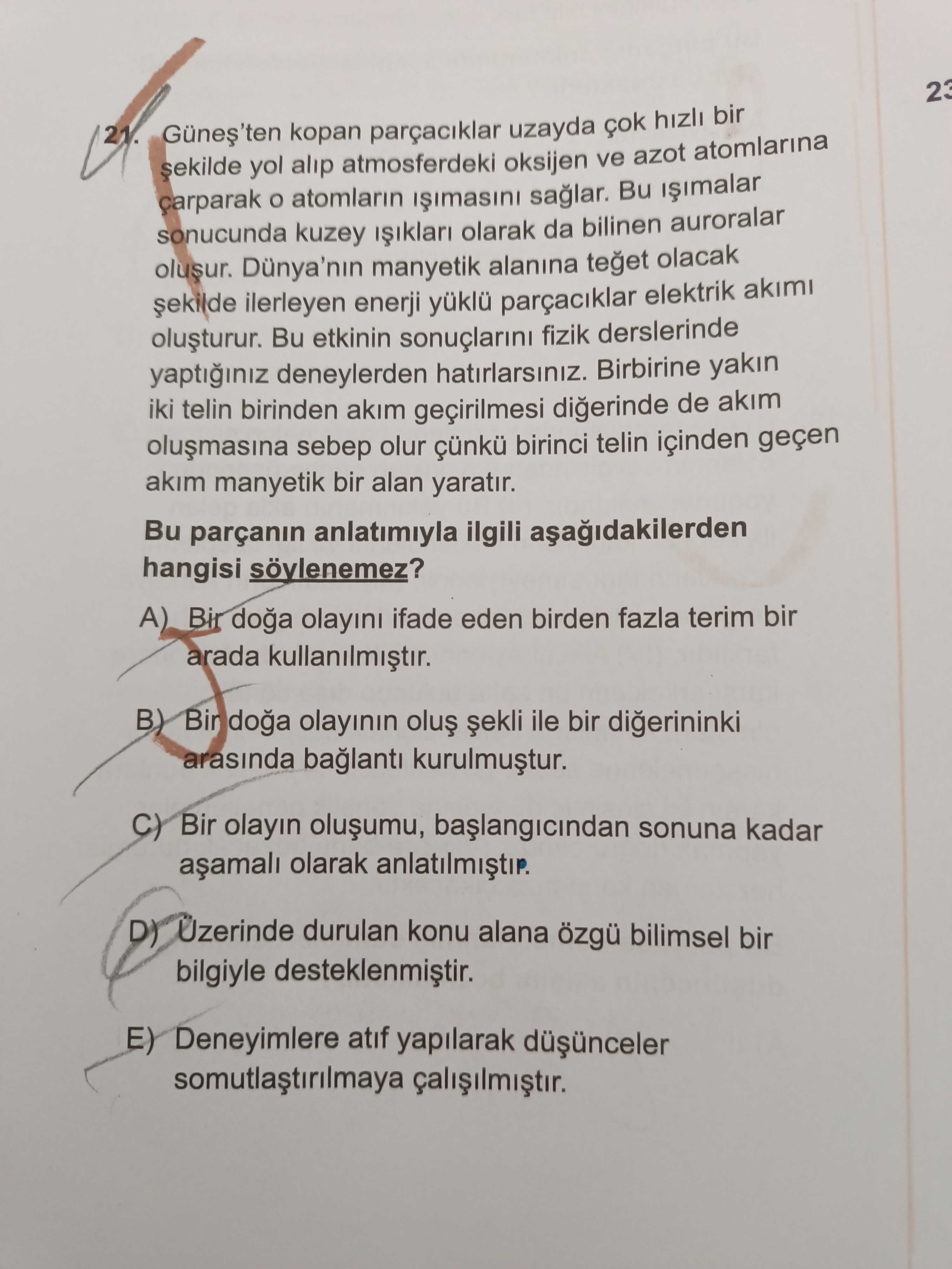 Güneş'ten kopan parçacıklar uzayda çok hızlı bir şekilde yol alıp atmosferdeki oksijen ve azot