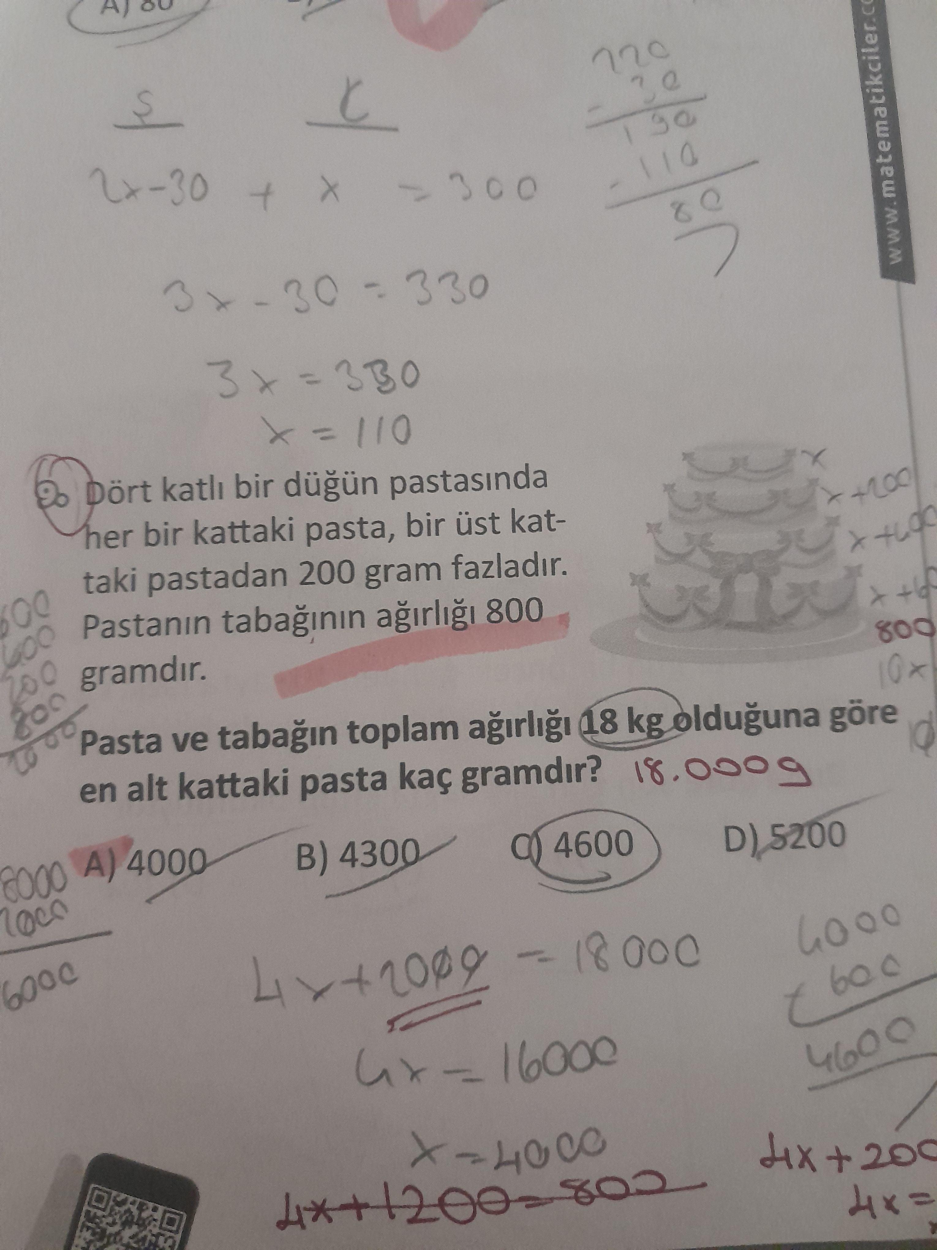 Dört katlı bir düğün pastasında her bir kattaki pasta, bir üst kattaki pastadan 200 gram fazladır