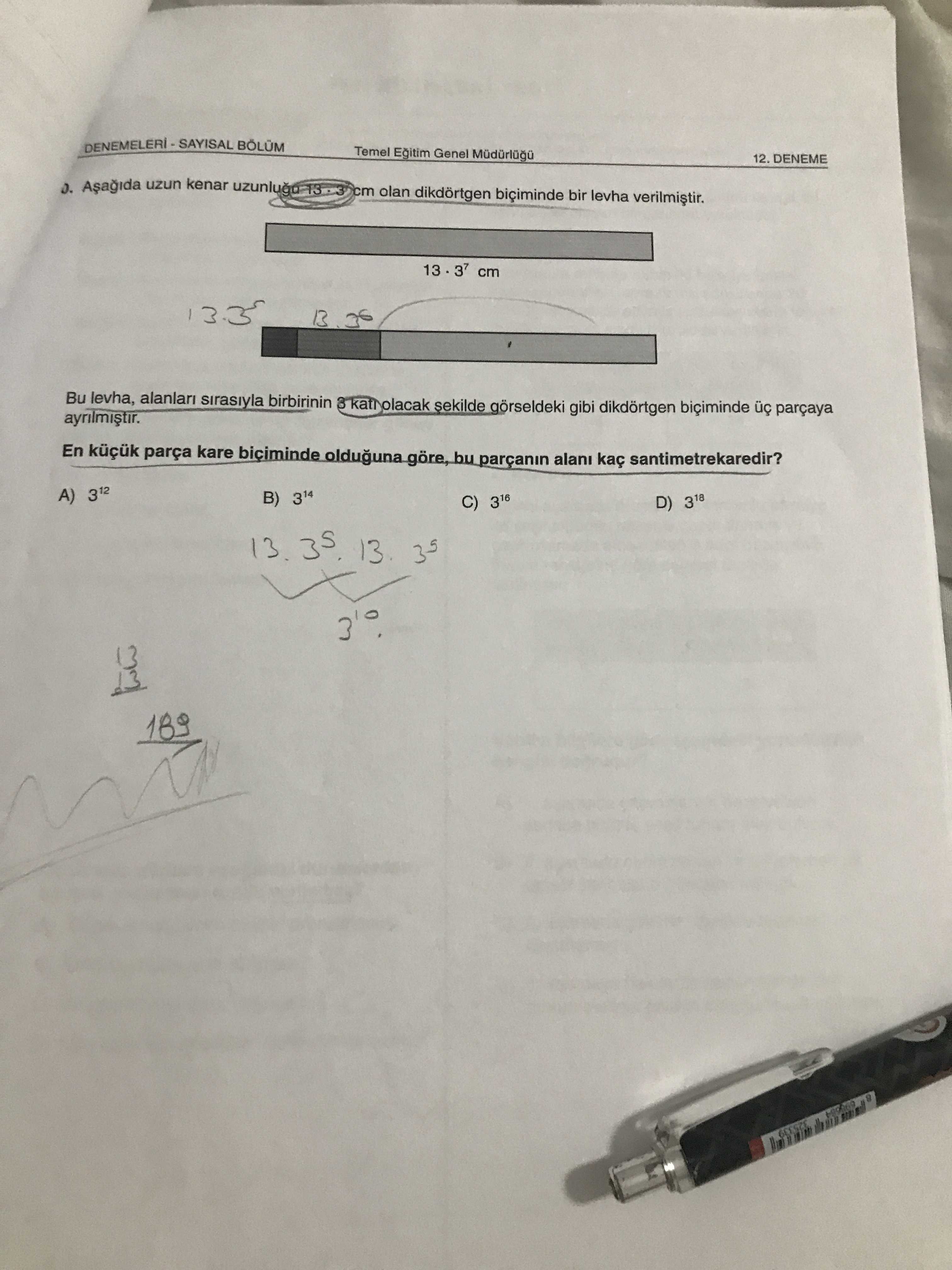 Aşağıda uzun kenar uzunluğu 13 · 3⁷ cm olan dikdörtgen biçiminde bir levha verilmiştir. Bu levha