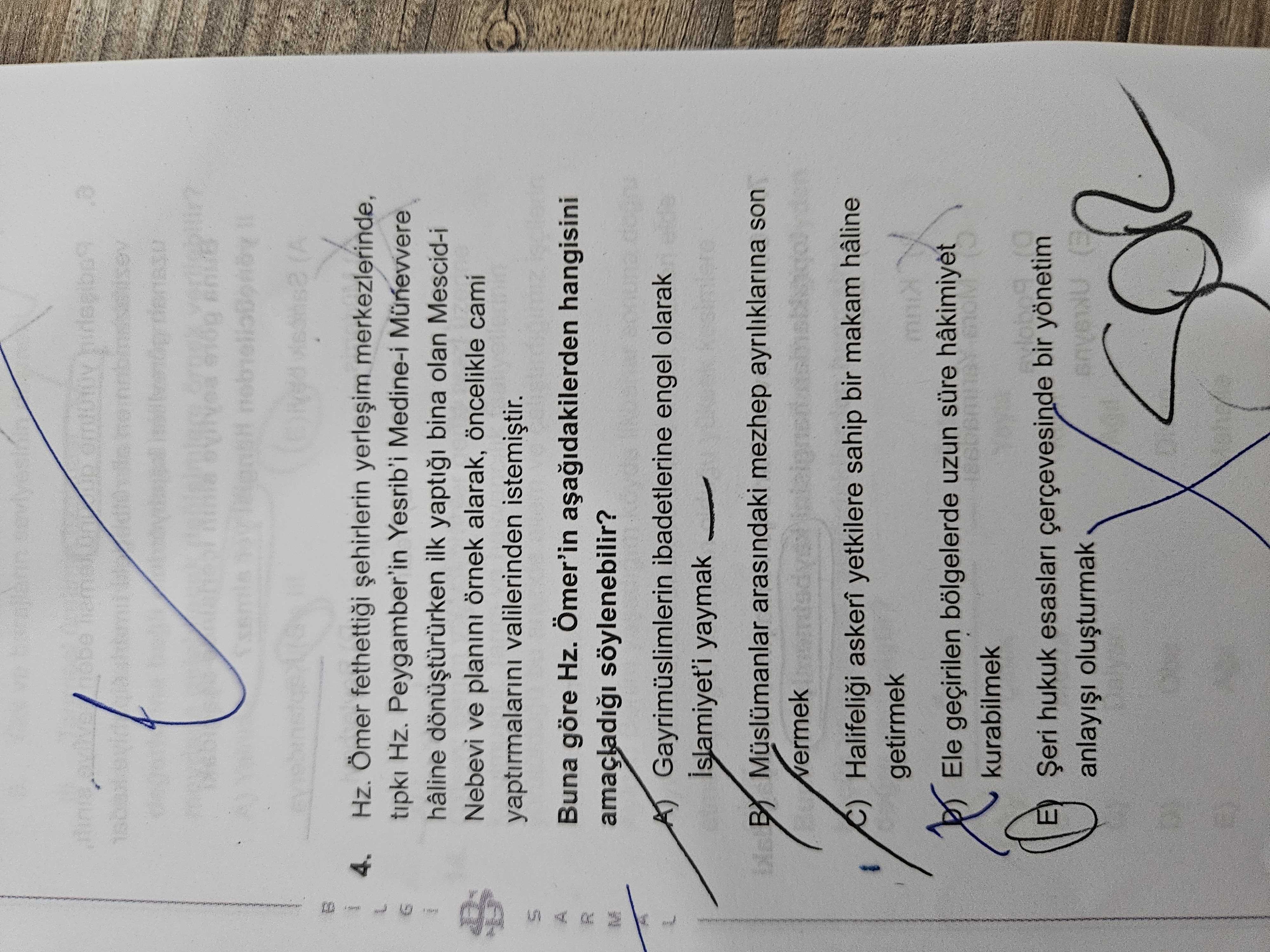 Hz. Ömer fethettiği şehirlerin yerleşim merkezlerinde, tıpkı Hz. Peygamber'in Yesrib'i Medine-i