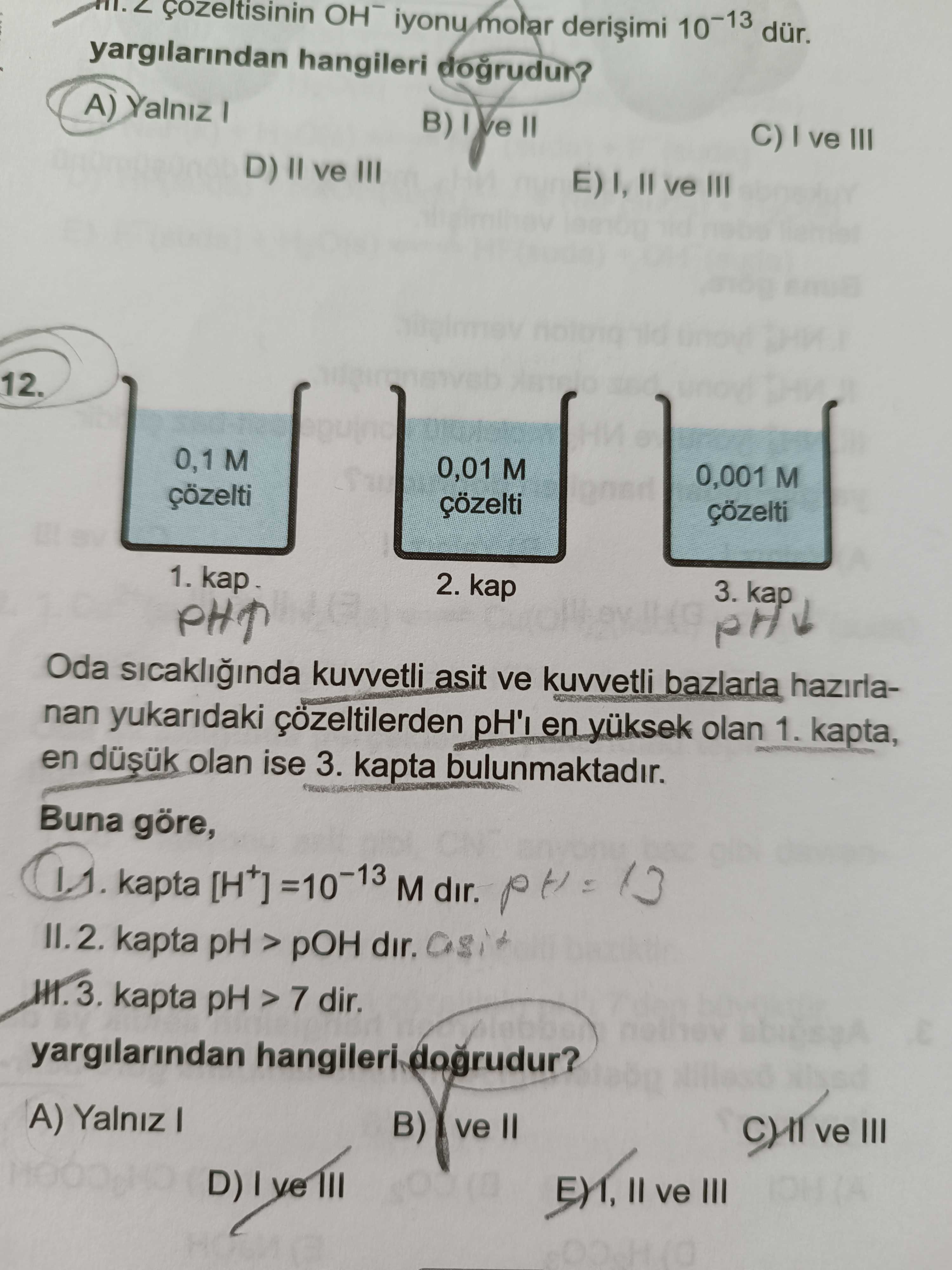 Oda sıcaklığında kuvvetli asit ve kuvvetli bazlarla hazırlanan yukarıdaki çözeltilerden pH'ı en