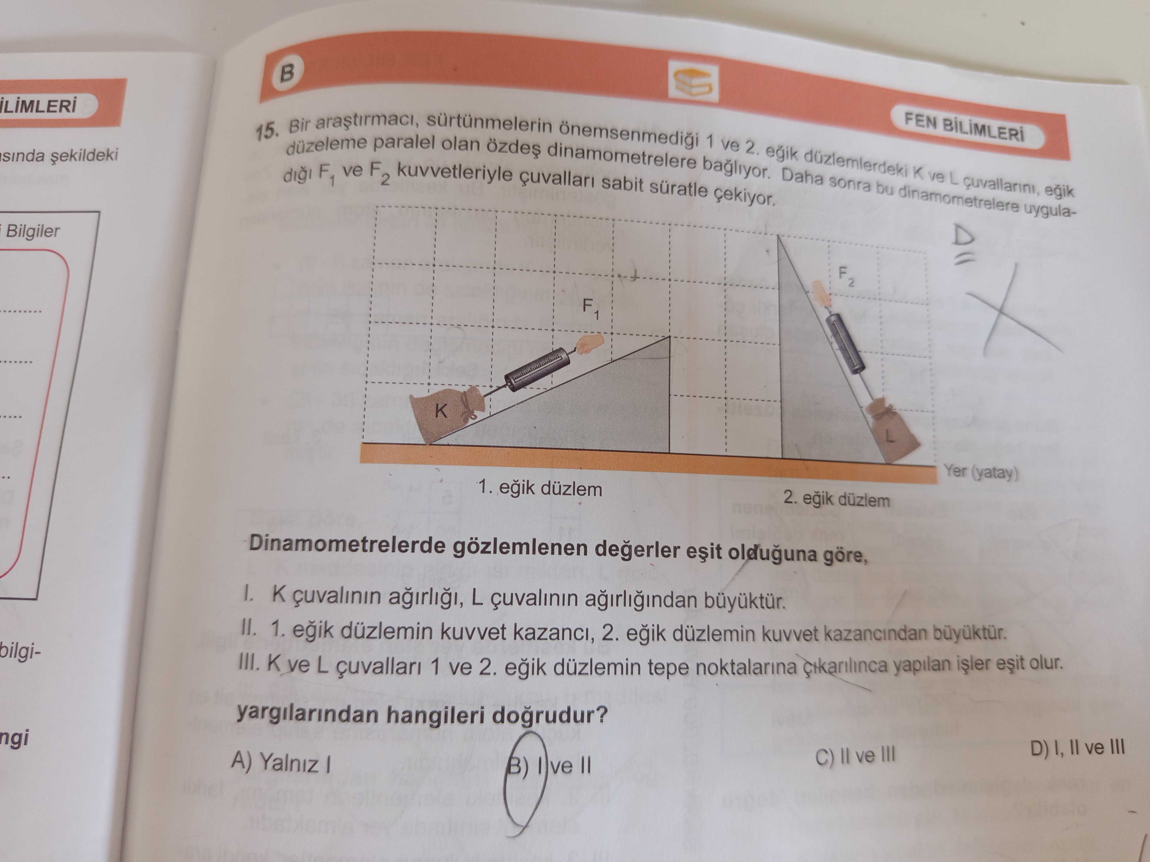 Bir araştırmacı, sürtünmelerin önemsenmediği 1 ve 2. eğik düzlemlerdeki K ve L çuvallarını, eğik
