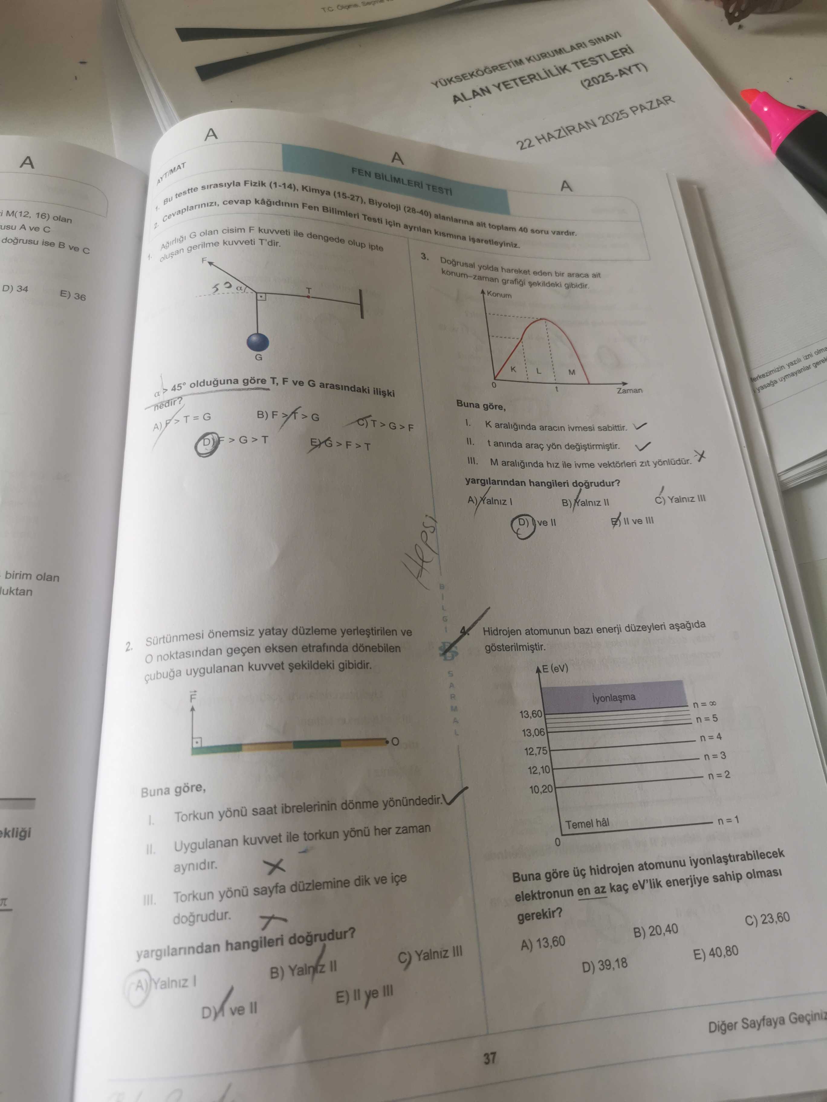 Ağırlığı G olan cisim F kuvveti ile dengede olup ipte oluşan gerilme kuvveti T'dir. α > 45° olduğuna