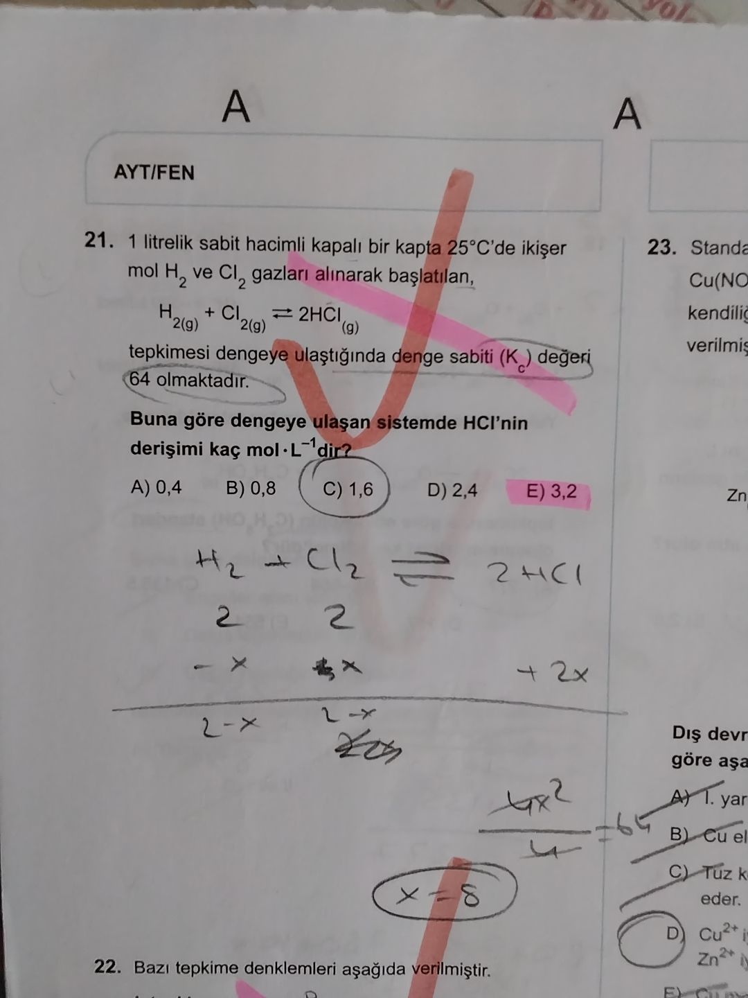 1 litrelik sabit hacimli kapalı bir kapta 25°C'de ikişer mol H₂ ve Cl₂ gazları alınarak başlatılan