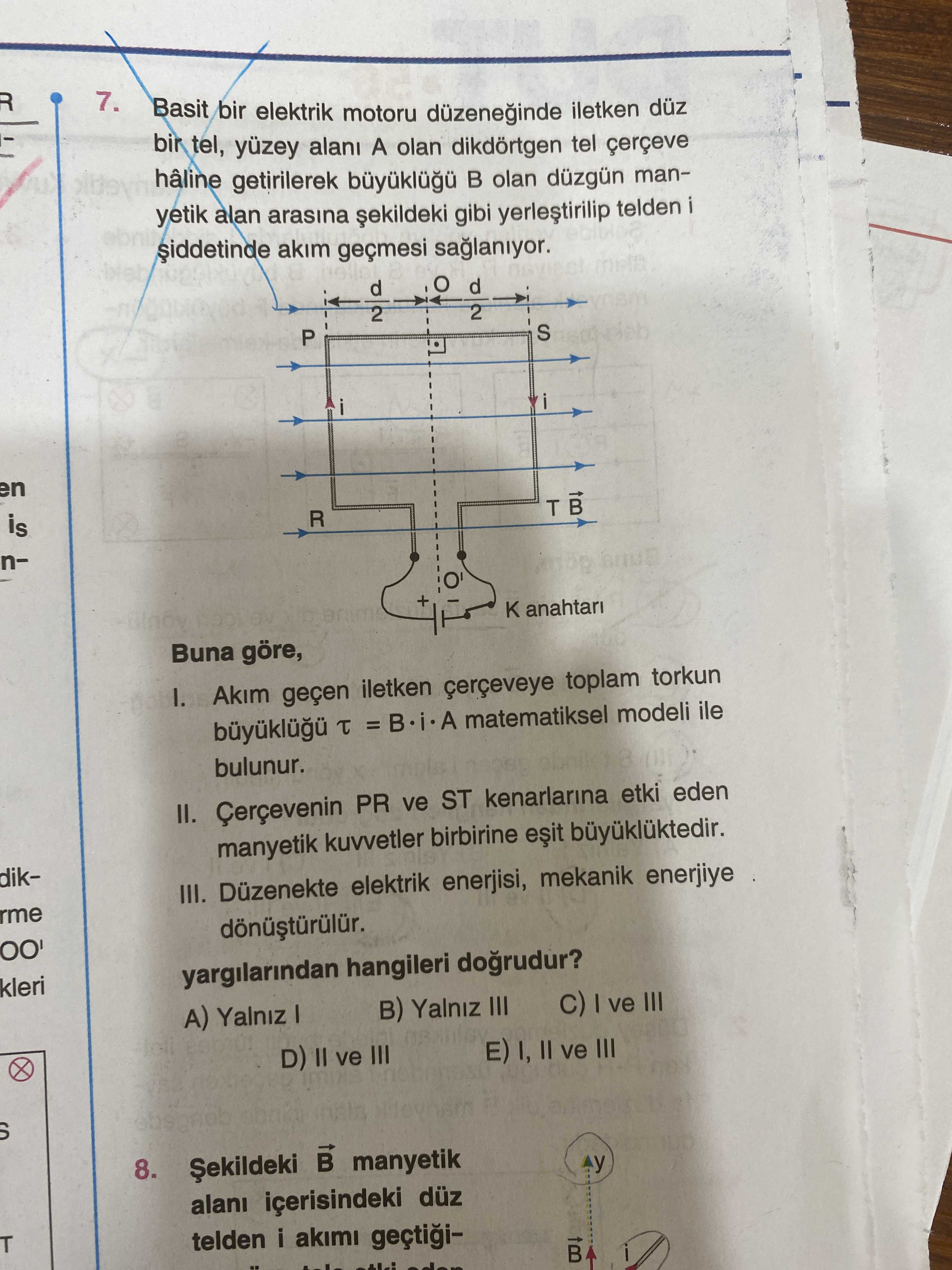 Basit bir elektrik motoru düzeneğinde iletken düz bir tel, yüzey alanı A olan dikdörtgen tel çerçeve