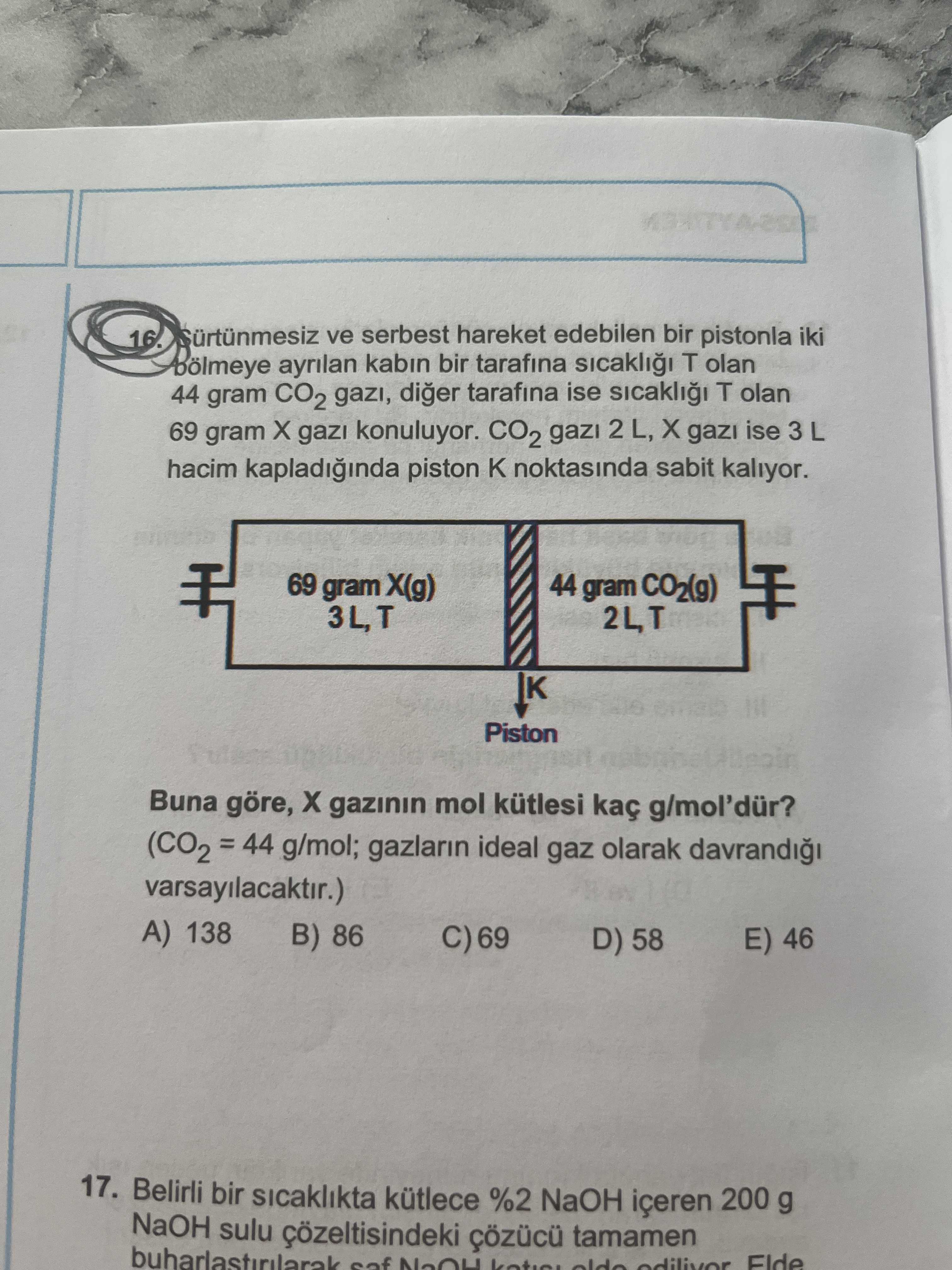 Sürtünmesiz ve serbest hareket edebilen bir pistonla iki bölmeye ayrılan kabın bir tarafına