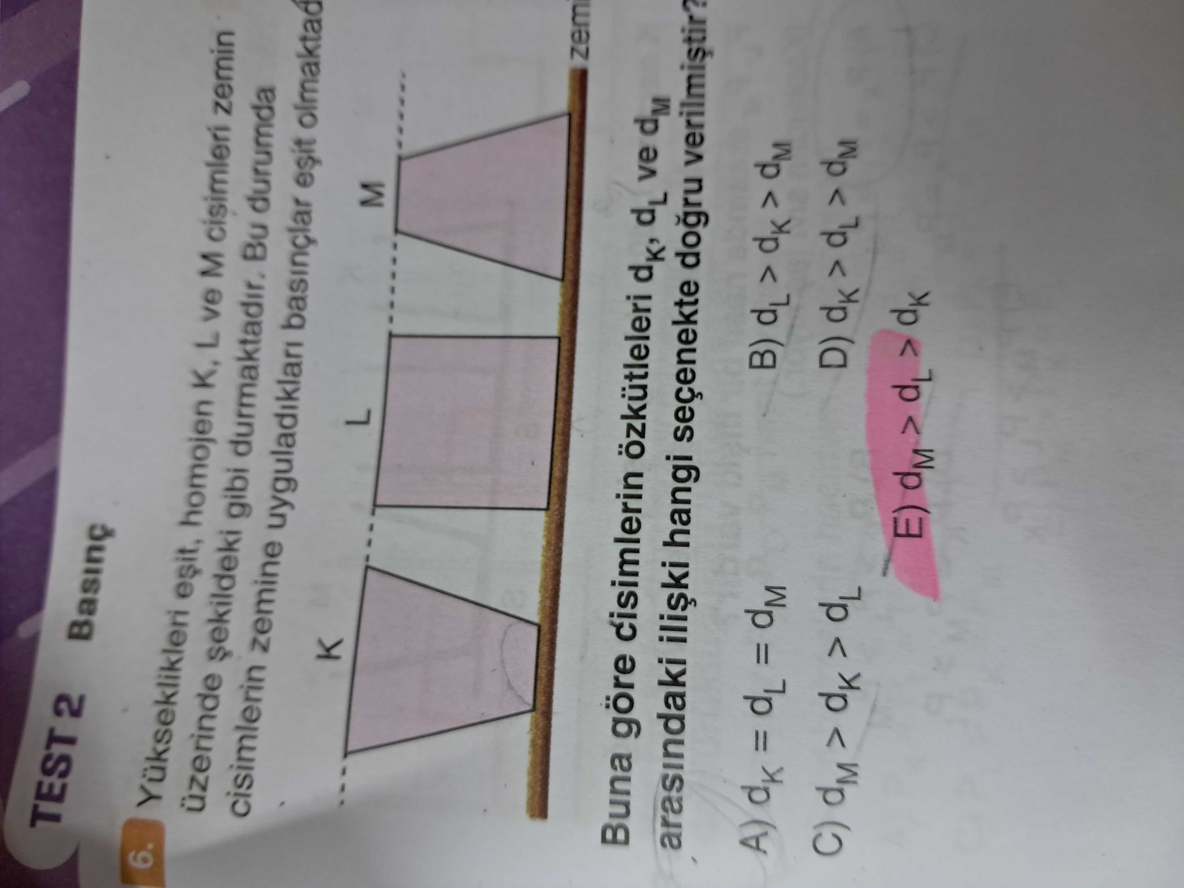 Yükseklikleri eşit, homojen K, L ve M cisimleri zemin üzerinde şekildeki gibi durmaktadır. Bu
