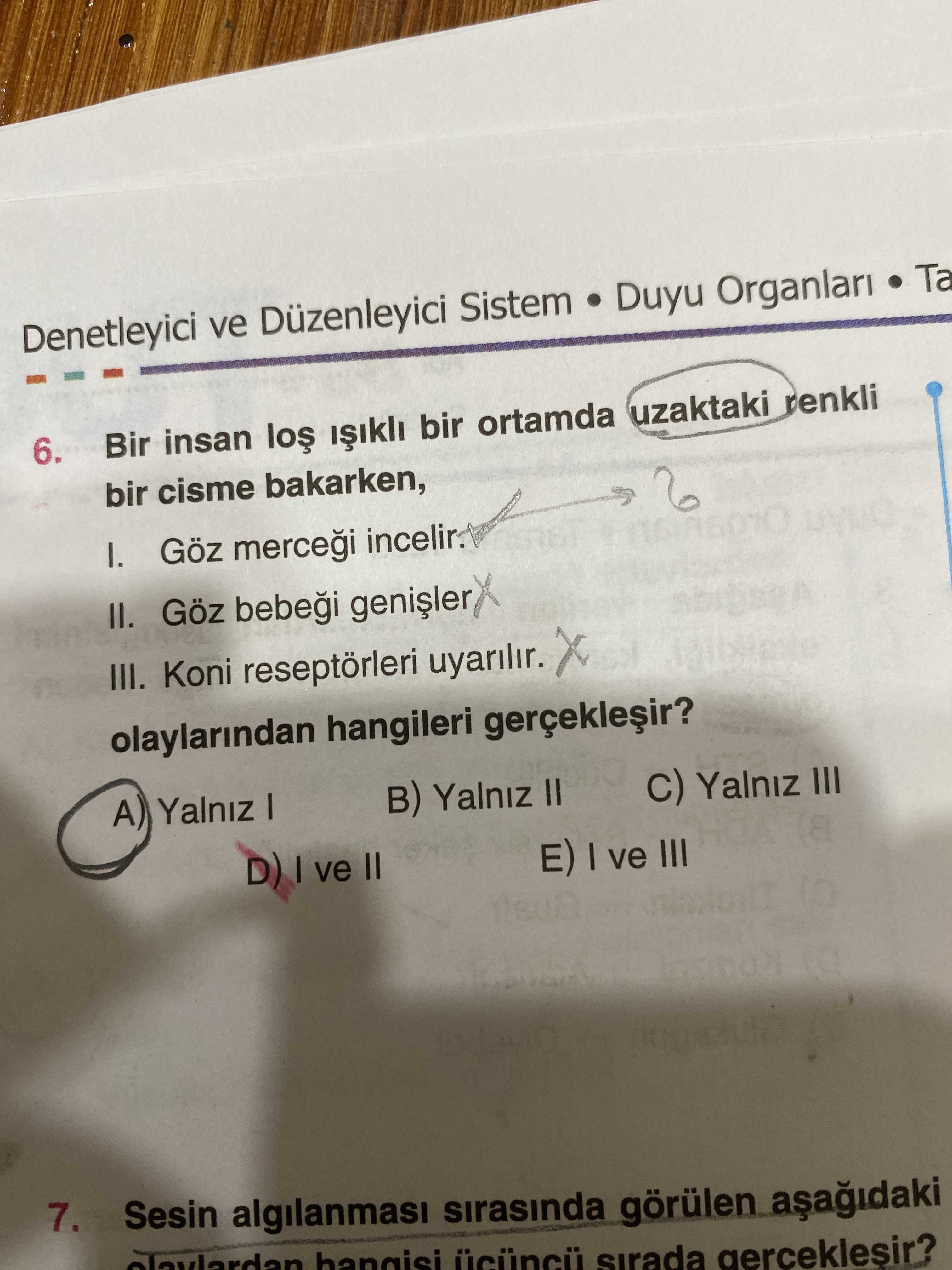 Bir insan loş ışıklı bir ortamda uzaktaki renkli bir cisme bakarken, I. Göz merceği incelir. II. Göz