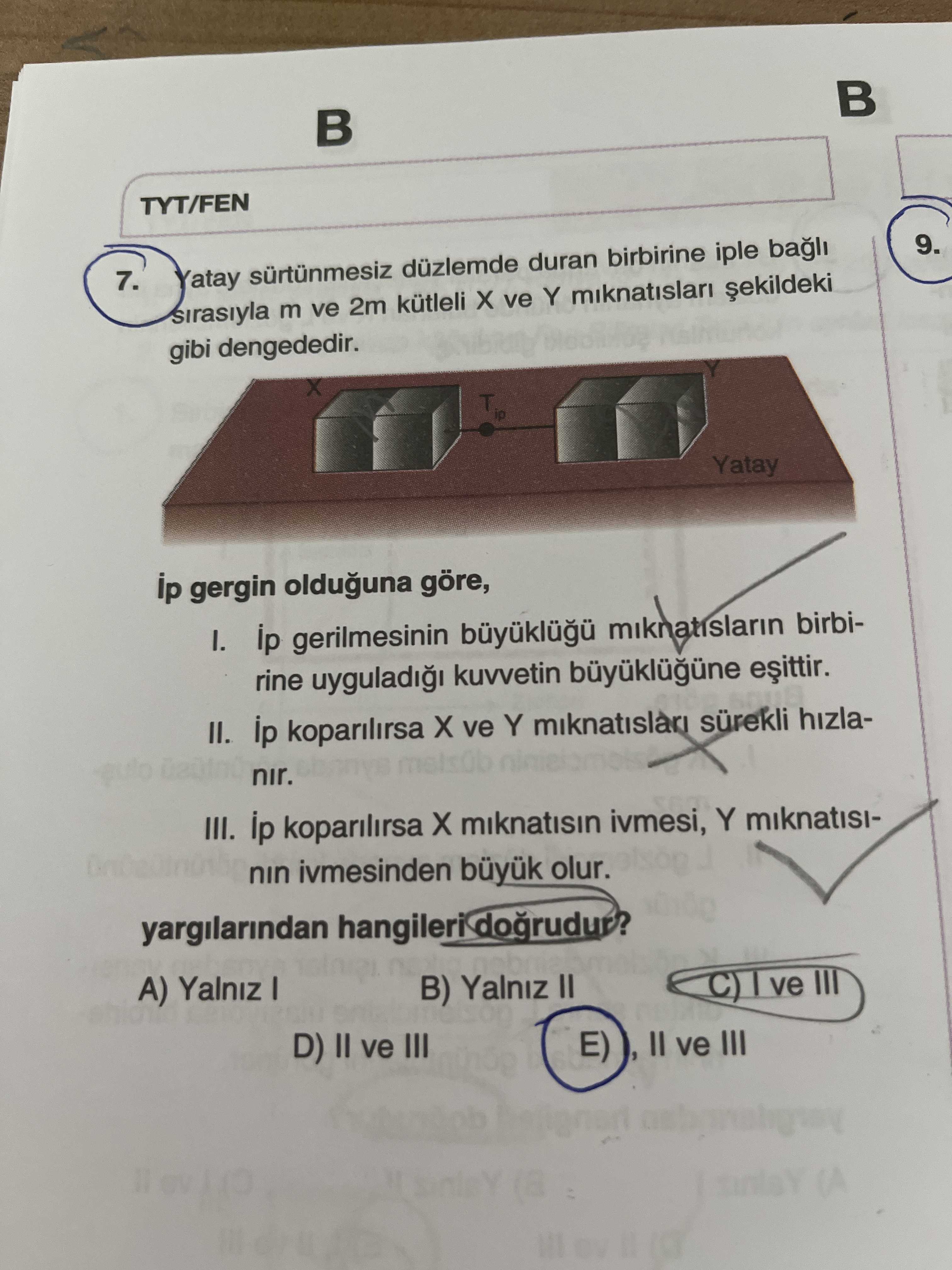 Yatay sürtünmesiz düzlemde duran birbirine iple bağlı sırasıyla m ve 2m kütleli X ve Y mıknatısları