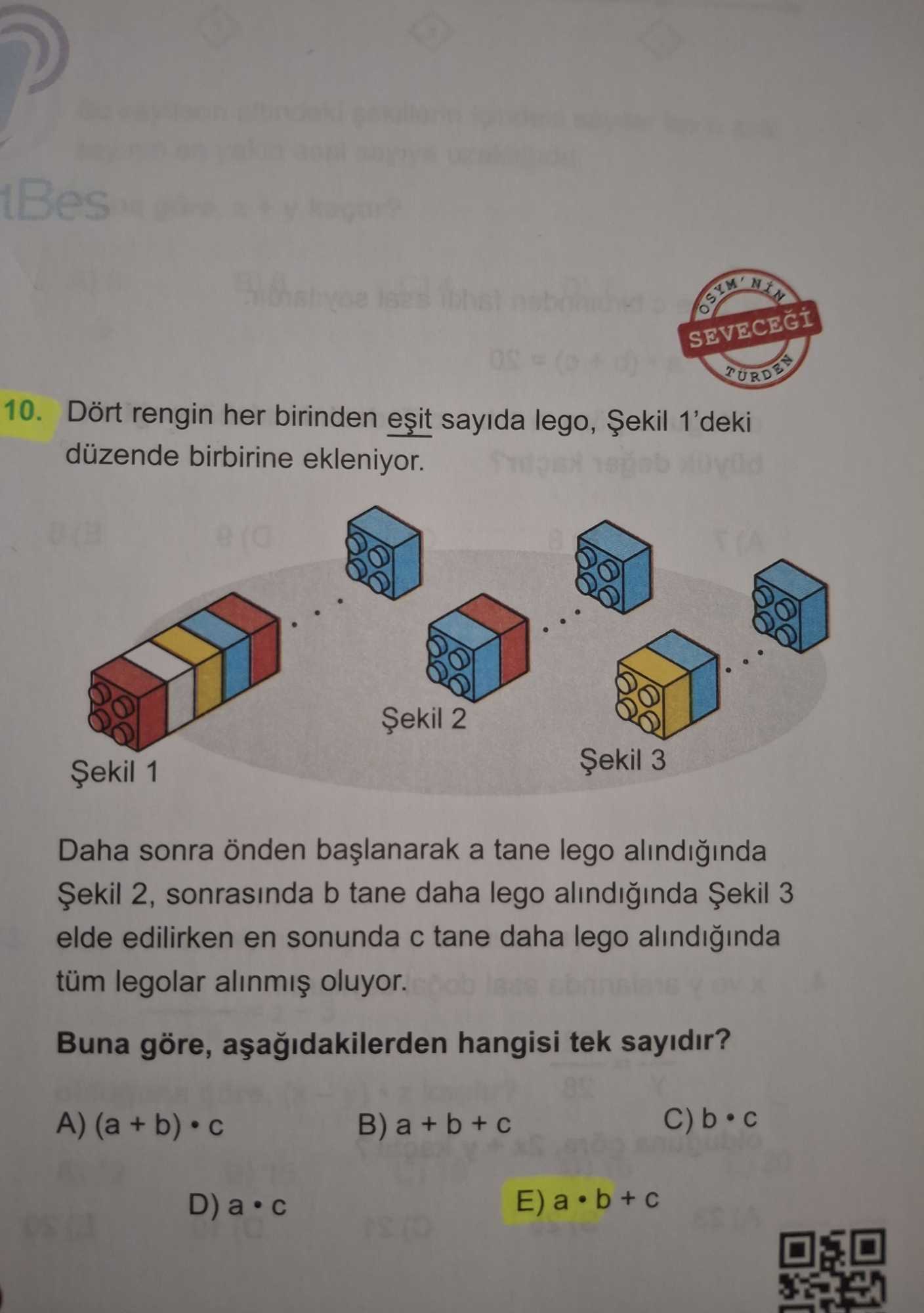 Dört rengin her birinden eşit sayıda lego, Şekil 1'deki düzende birbirine ekleniyor. Daha sonra