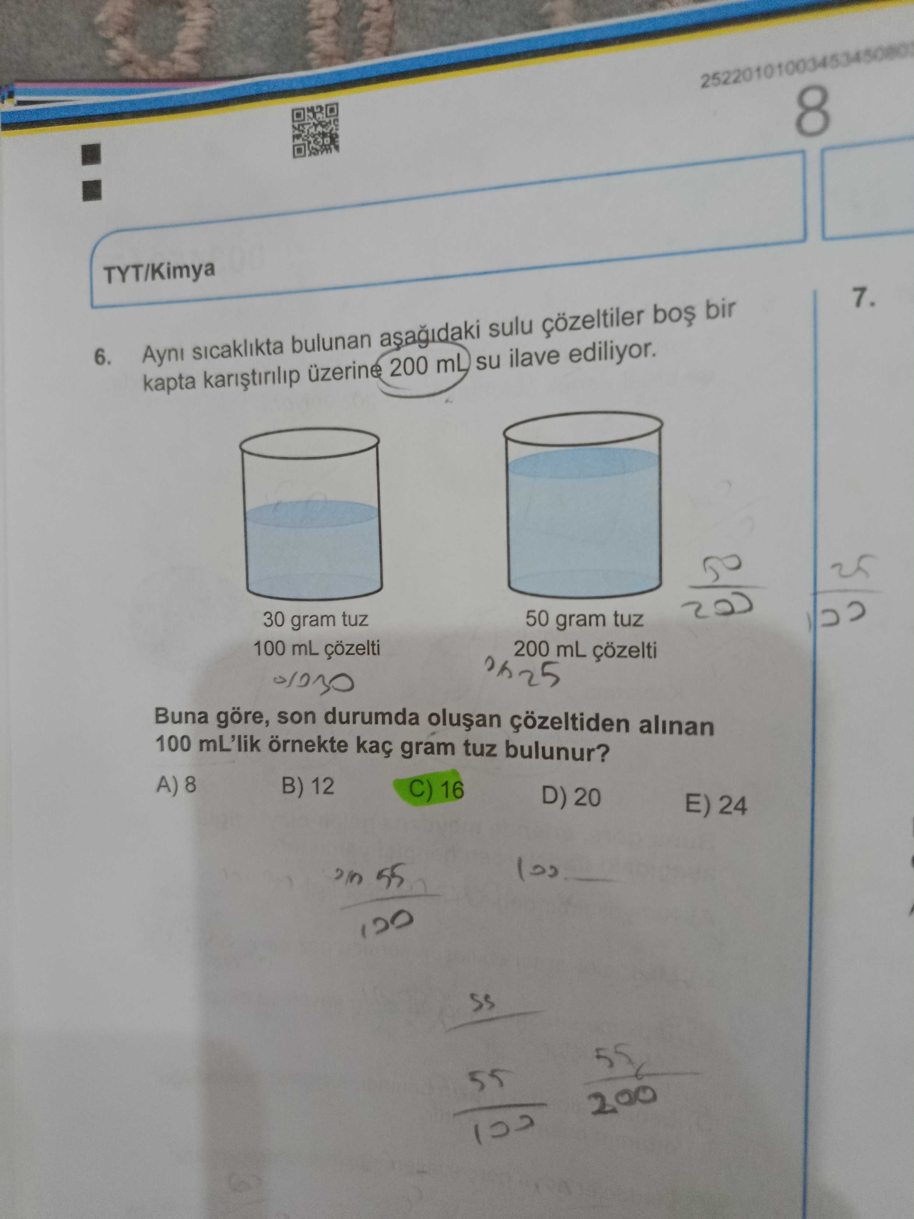 Aynı sıcaklıkta bulunan aşağıdaki sulu çözeltiler boş bir kapta karıştırılıp üzerine 200 mL su ilave