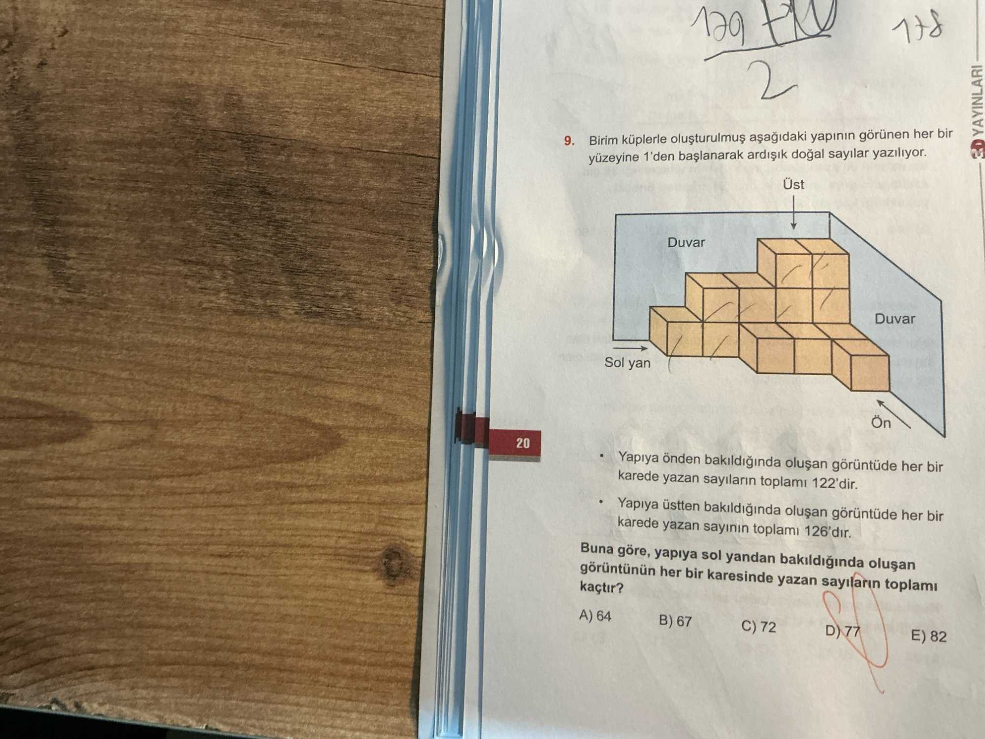 Birim küplerle oluşturulmuş aşağıdaki yapının görünen her bir yüzeyine 1'den başlanarak ardışık