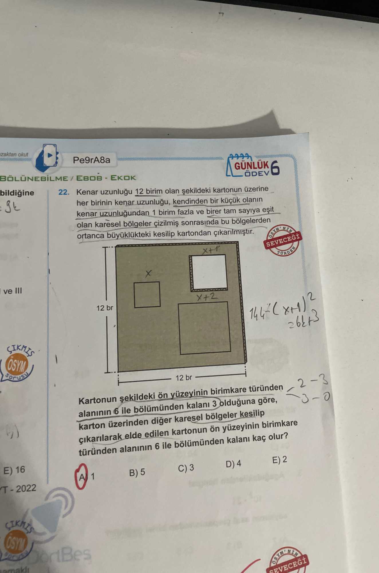 Kenar uzunluğu 12 birim olan şekildeki kartonun üzerine her birinin kenar uzunluğu, kendinden bir