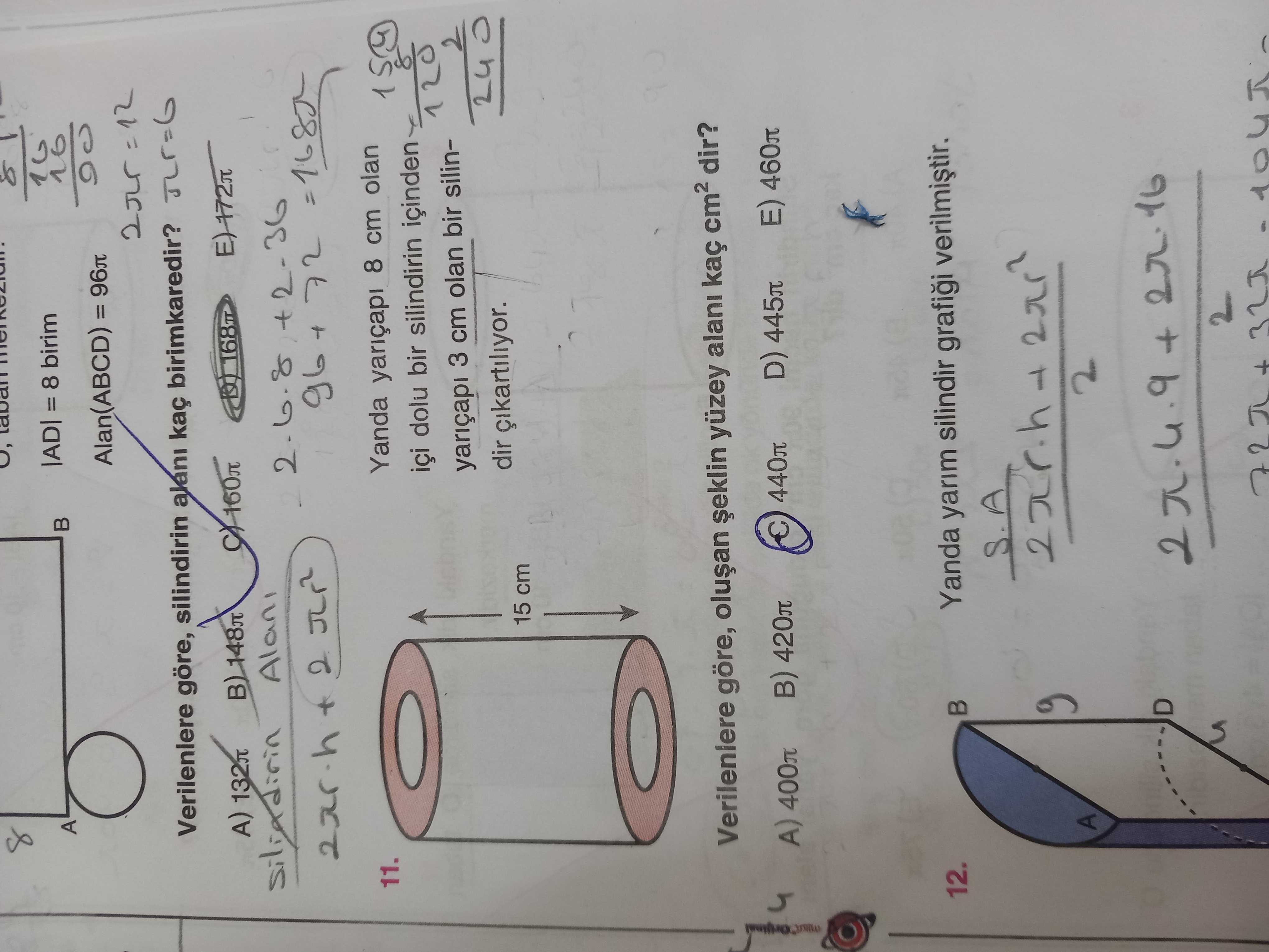 Yanda yarıçapı 8 cm olan içi dolu bir silindirin içinden yarıçapı 3 cm olan bir silindir
