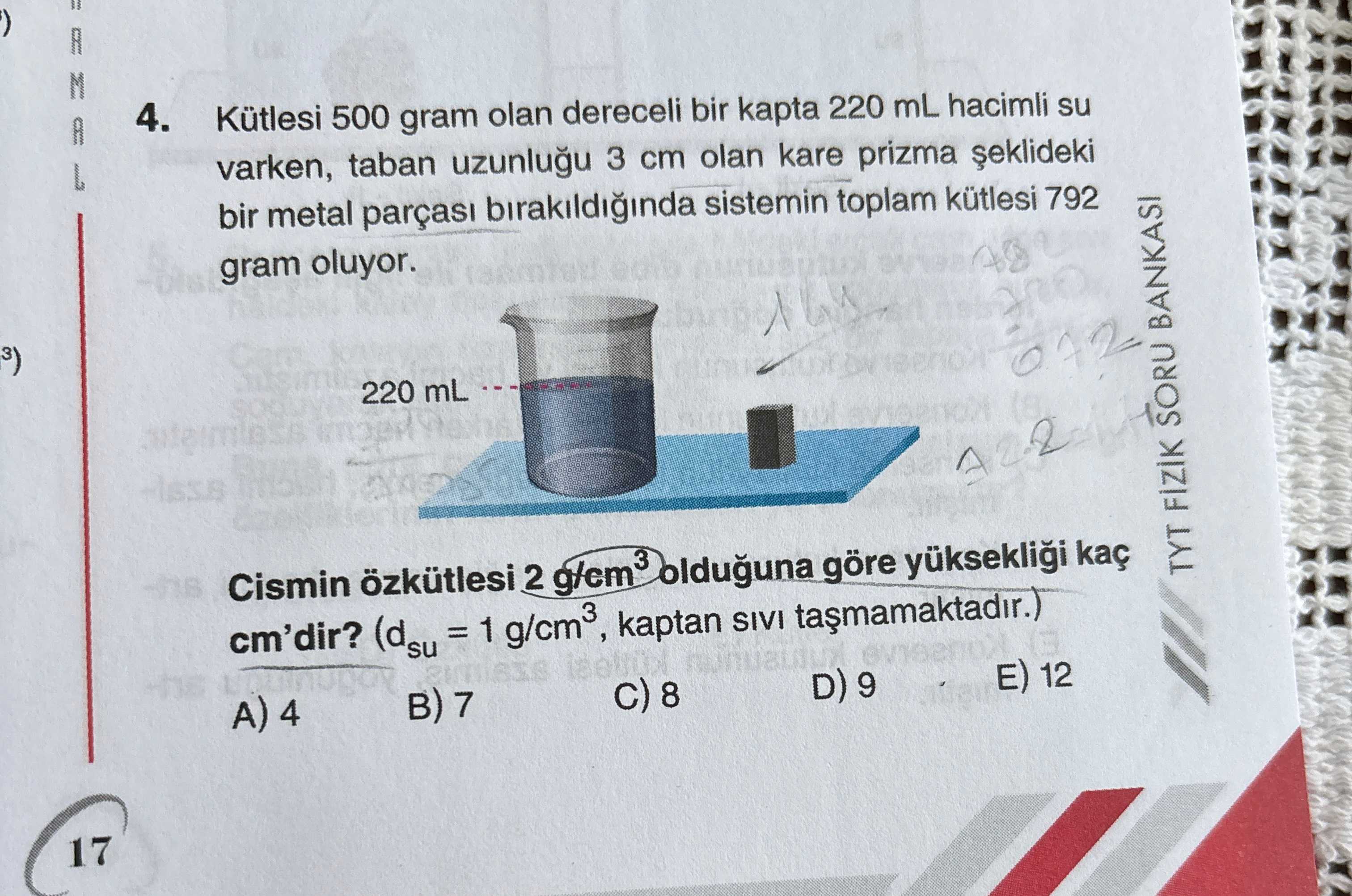 Kütlesi 500 gram olan dereceli bir kapta 220 mL hacimli su varken, taban uzunluğu 3 cm olan kare