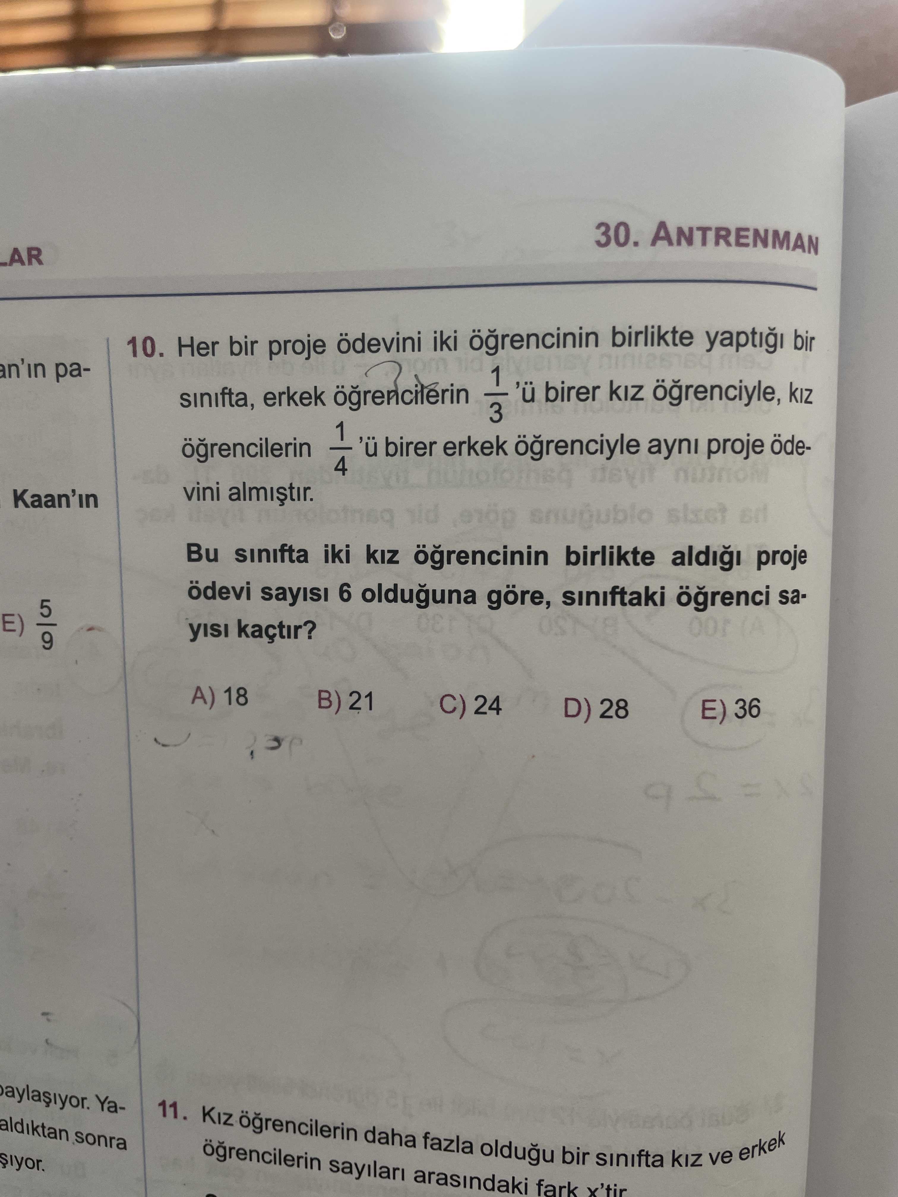 Her bir proje ödevini iki öğrencinin birlikte yaptığı bir sınıfta, erkek öğrencilerin 1/3 'ü birer
