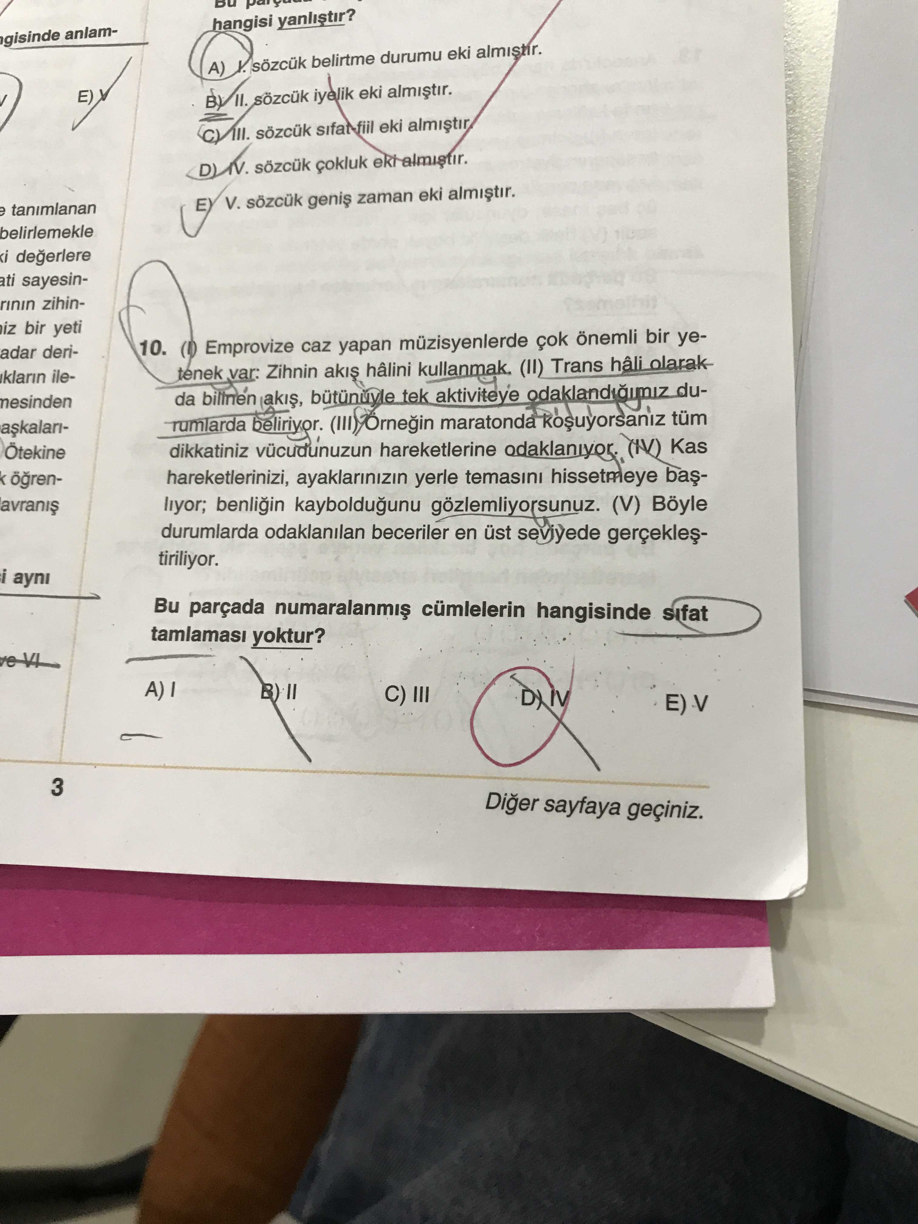 (I) Emprovize caz yapan müzisyenlerde çok önemli bir yetenek var: Zihnin akış hâlini kullanmak. (II)