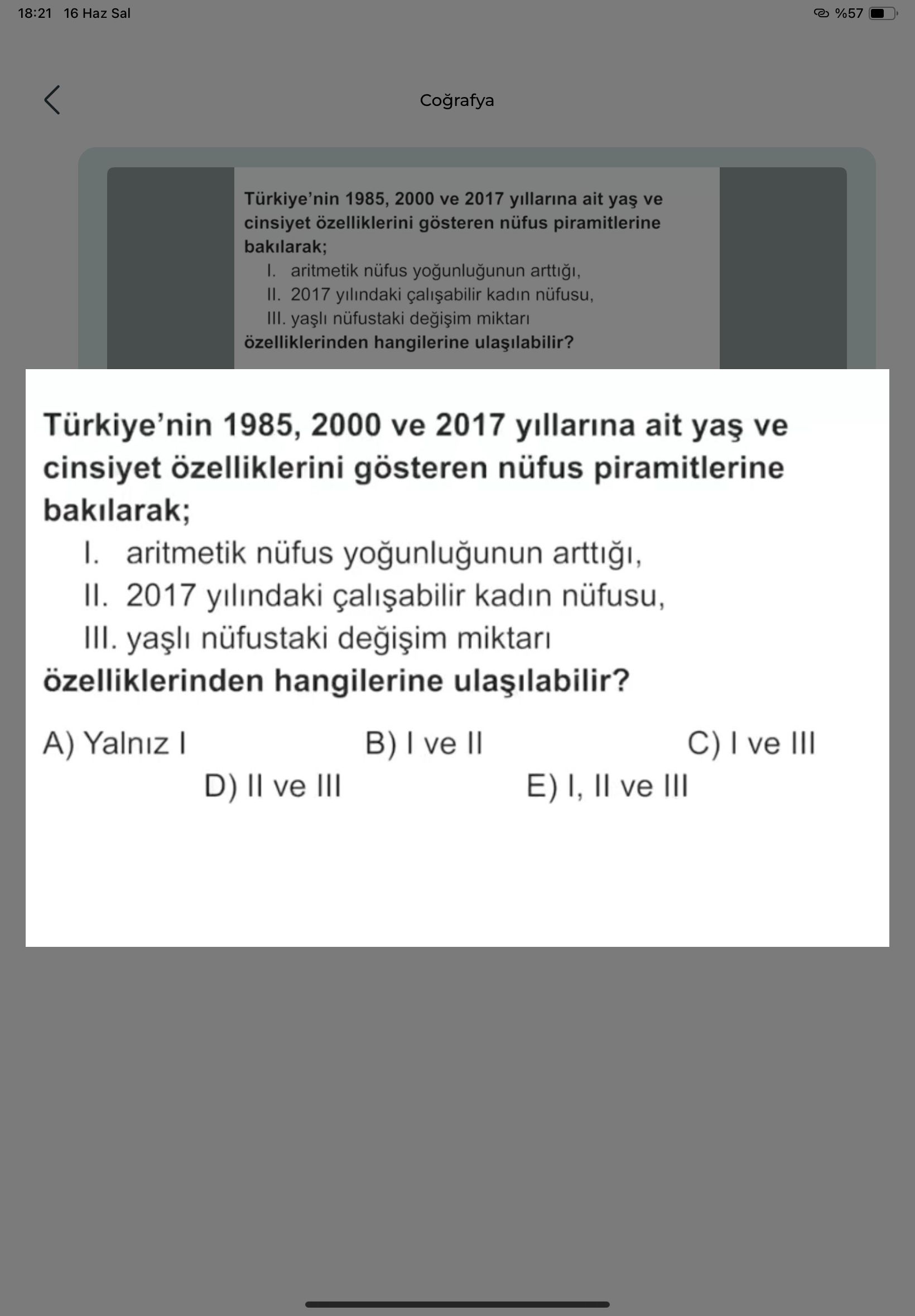 Türkiye'nin 1985, 2000 ve 2017 yıllarına ait yaş ve cinsiyet özelliklerini gösteren nüfus