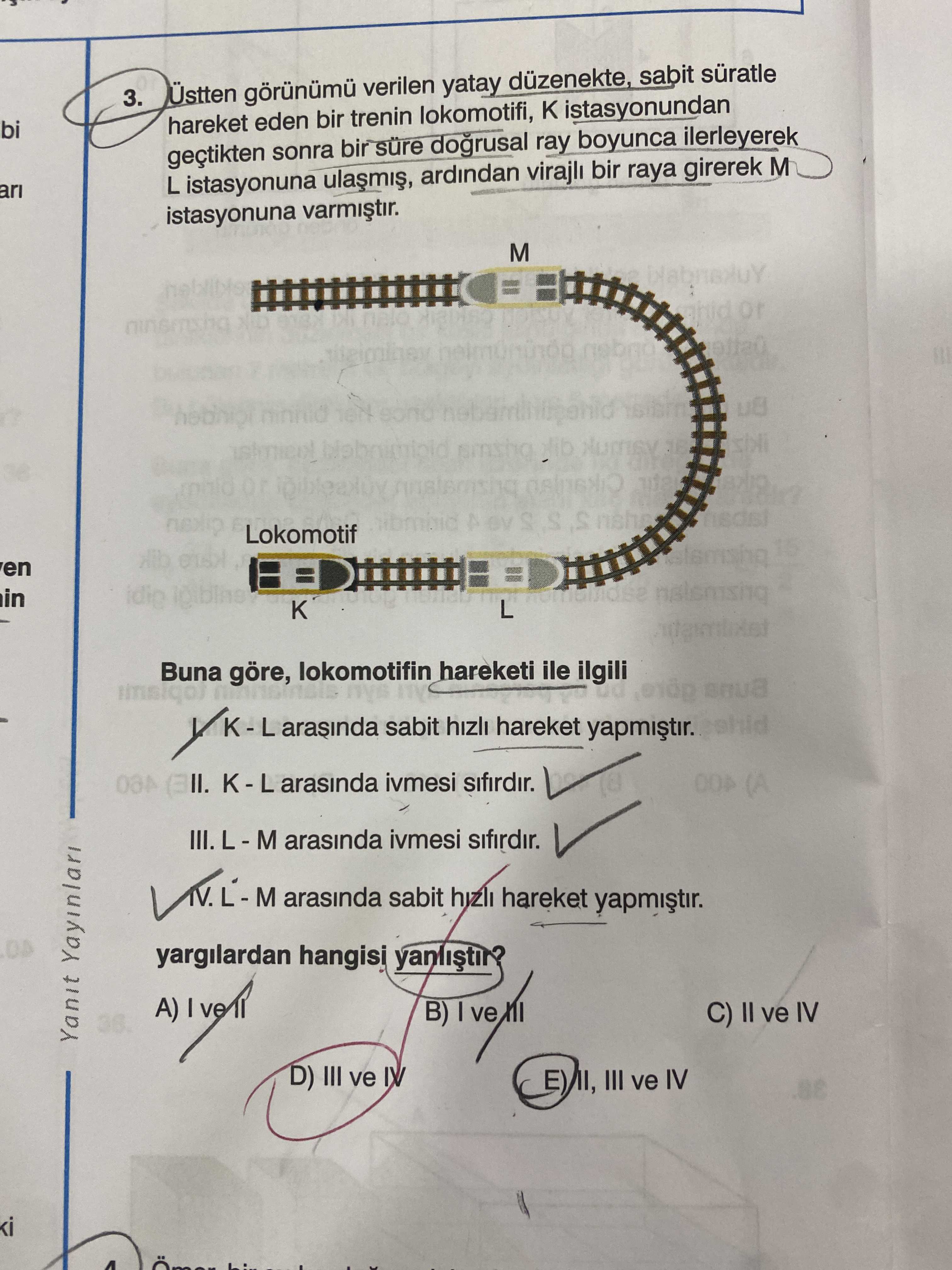 Üstten görünümü verilen yatay düzenekte, sabit süratle hareket eden bir trenin lokomotifi, K
