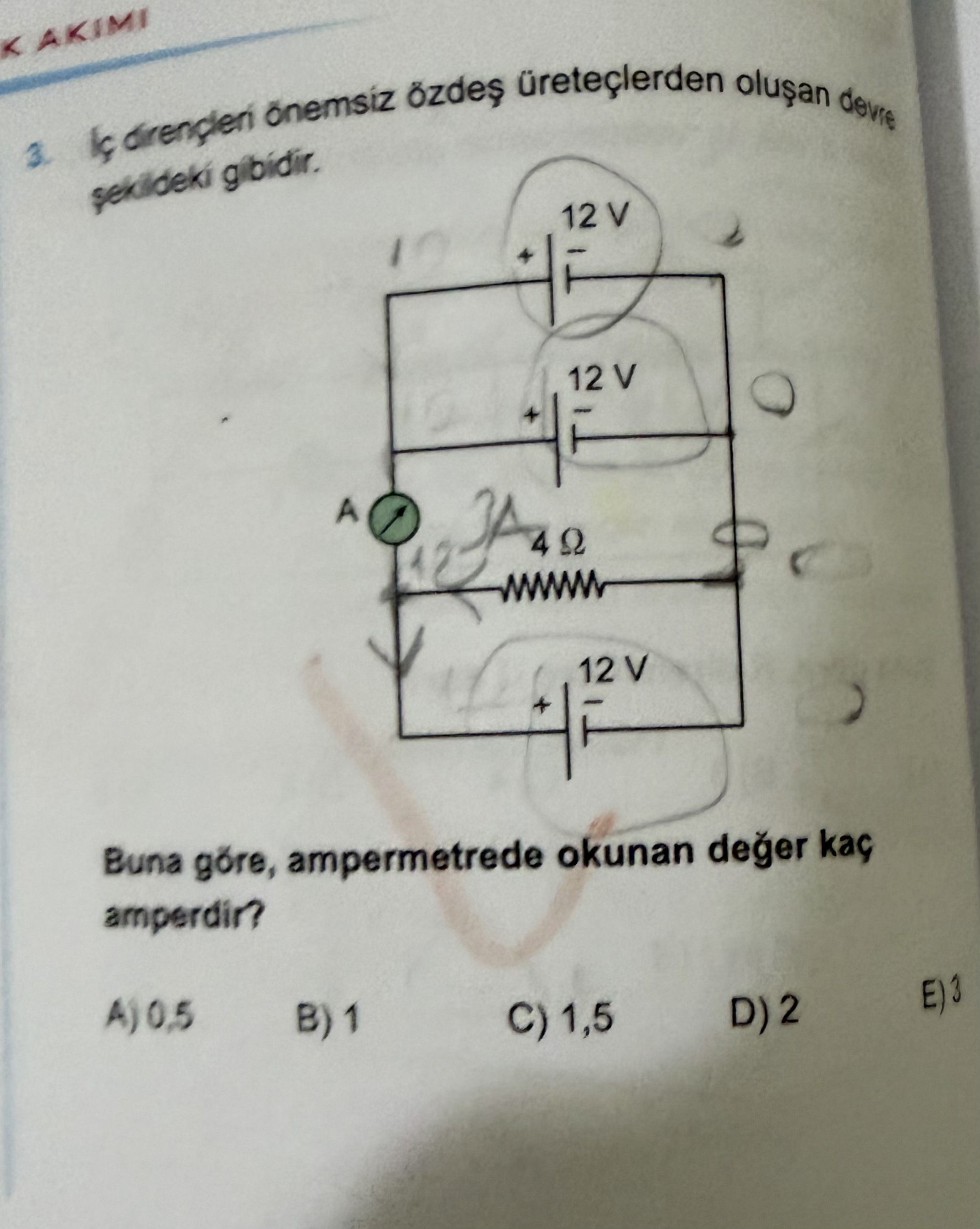İç dirençleri önemsiz özdeş üreteçlerden oluşan devre şekildeki gibidir. Buna göre, ampermetrede