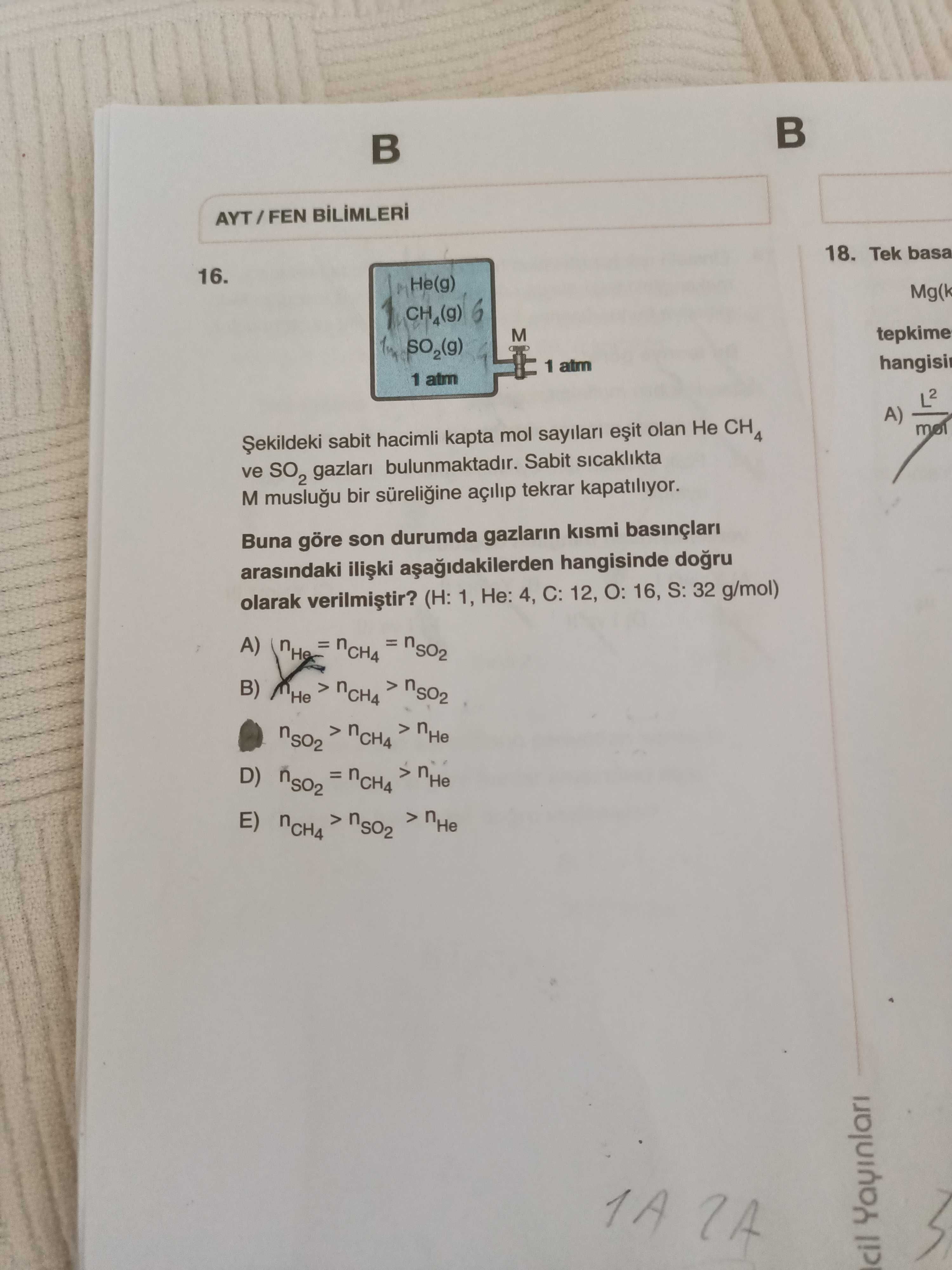 Şekildeki sabit hacimli kapta mol sayıları eşit olan He CH₄ ve SO₂ gazları bulunmaktadır. Sabit