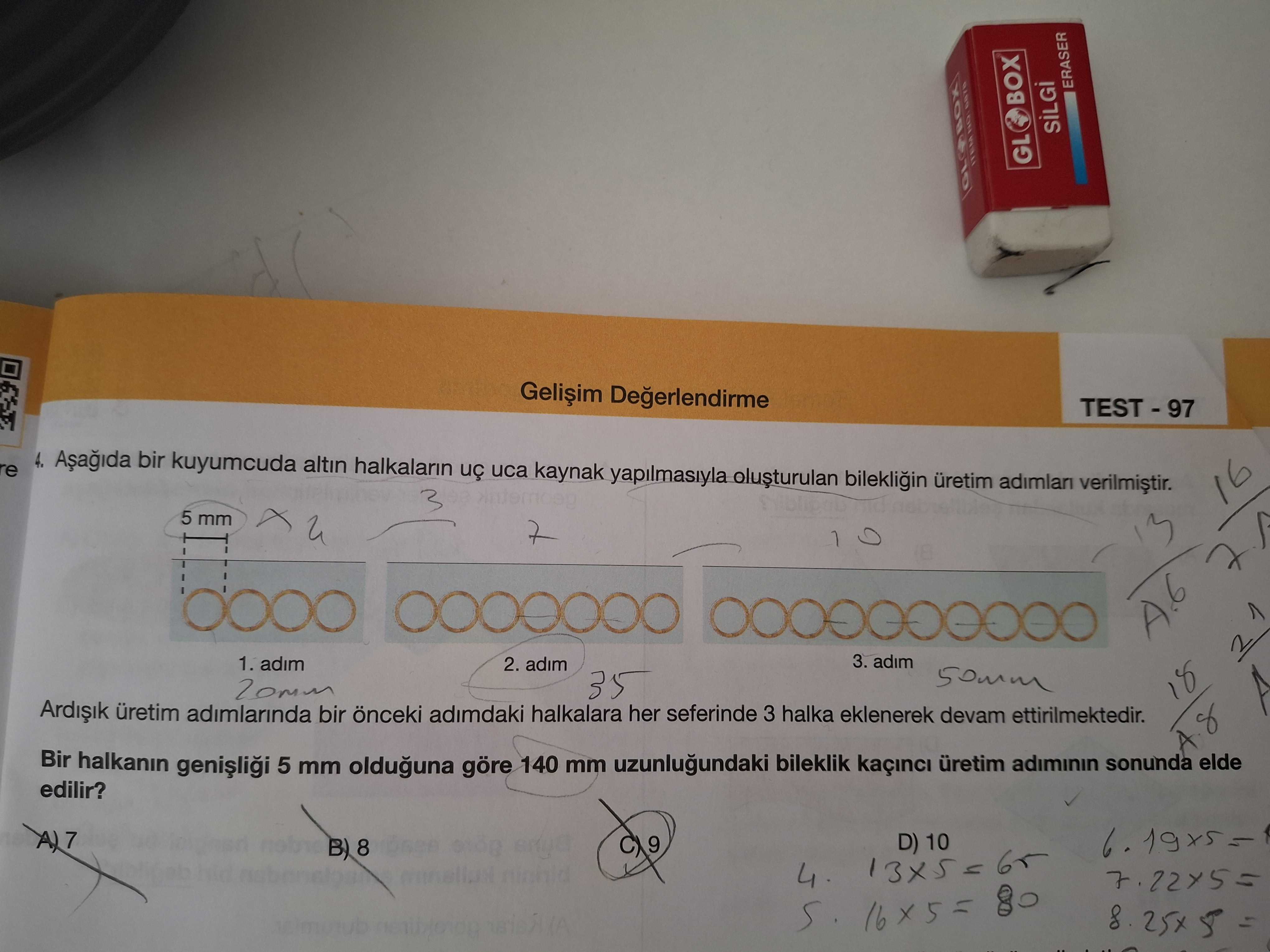 Aşağıda bir kuyumcuda altın halkaların uç uca kaynak yapılmasıyla oluşturulan bilekliğin üretim