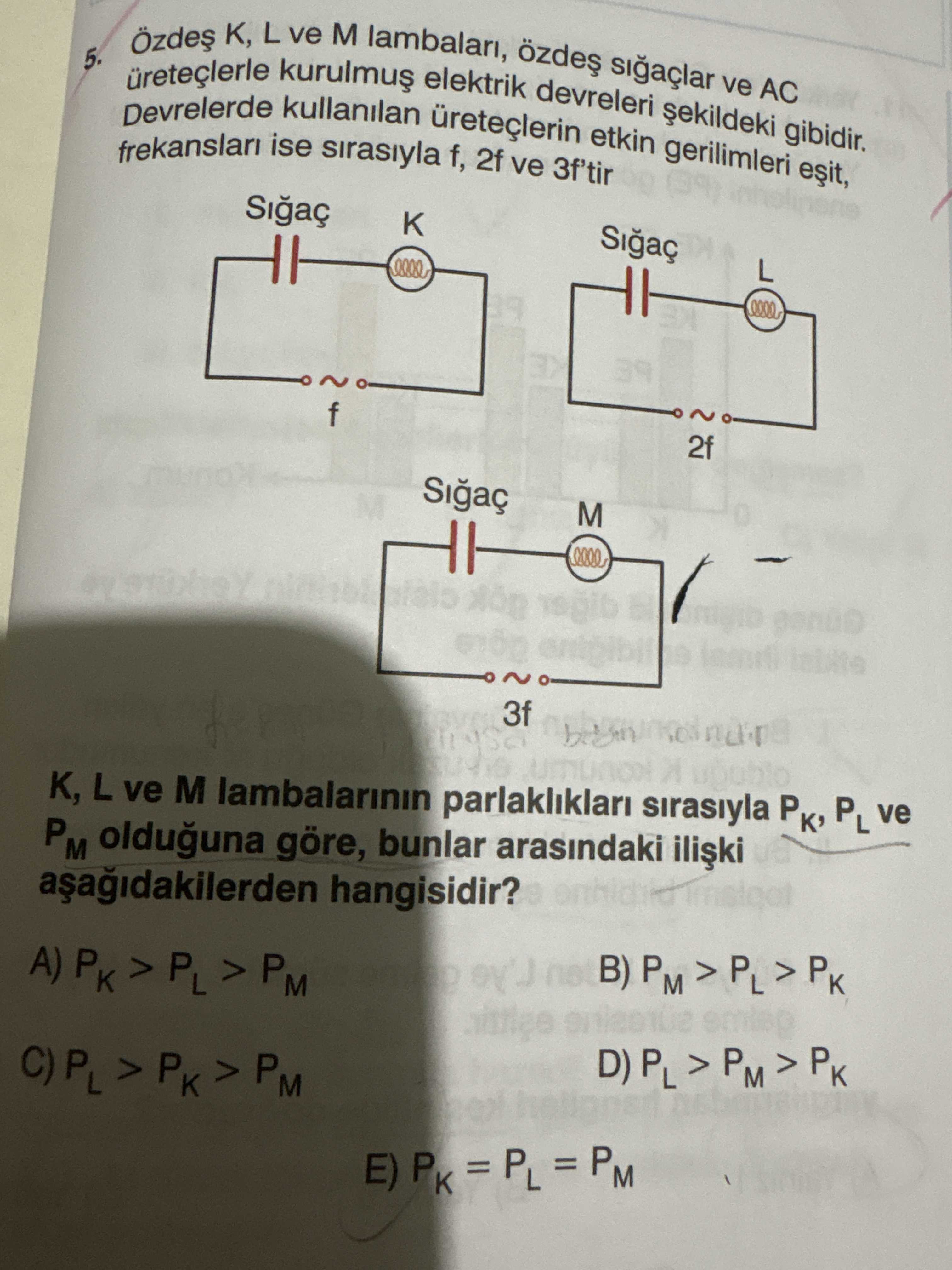 Özdeş K, L ve M lambaları, özdeş sığaçlar ve AC üreteçlerle kurulmuş elektrik devreleri şekildeki