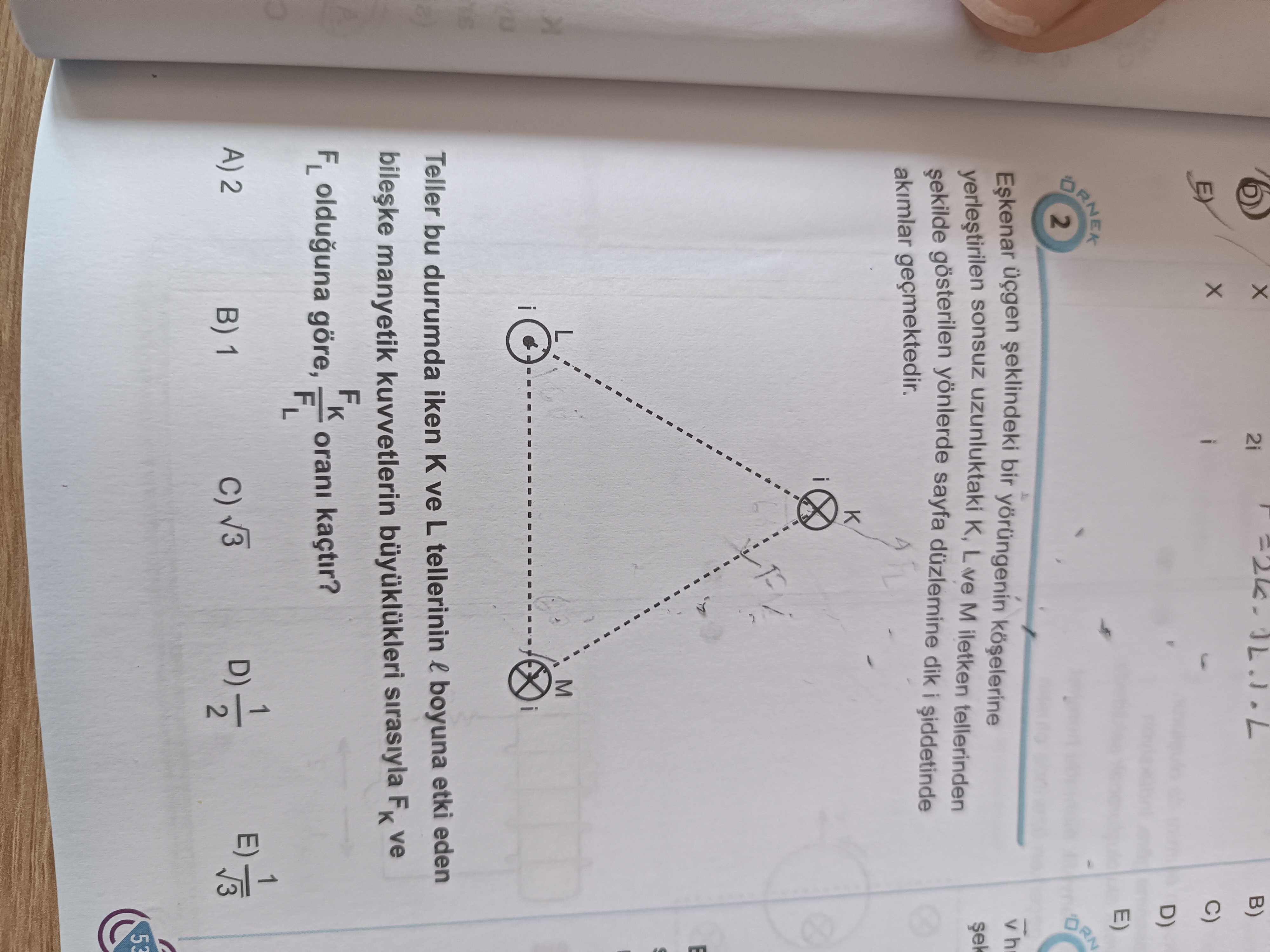 Eşkenar üçgen şeklindeki bir yörüngenin köşelerine yerleştirilen sonsuz uzunluktaki K, L ve M