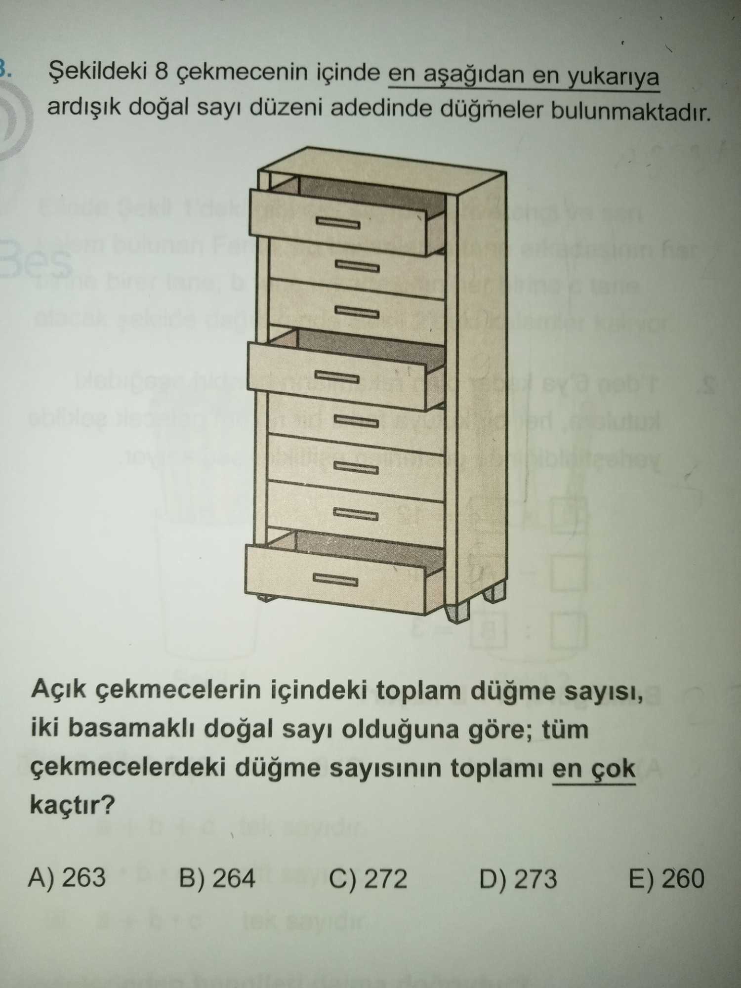 Şekildeki 8 çekmecenin içinde en aşağıdan en yukarıya ardışık doğal sayı düzeni adedinde düğmeler