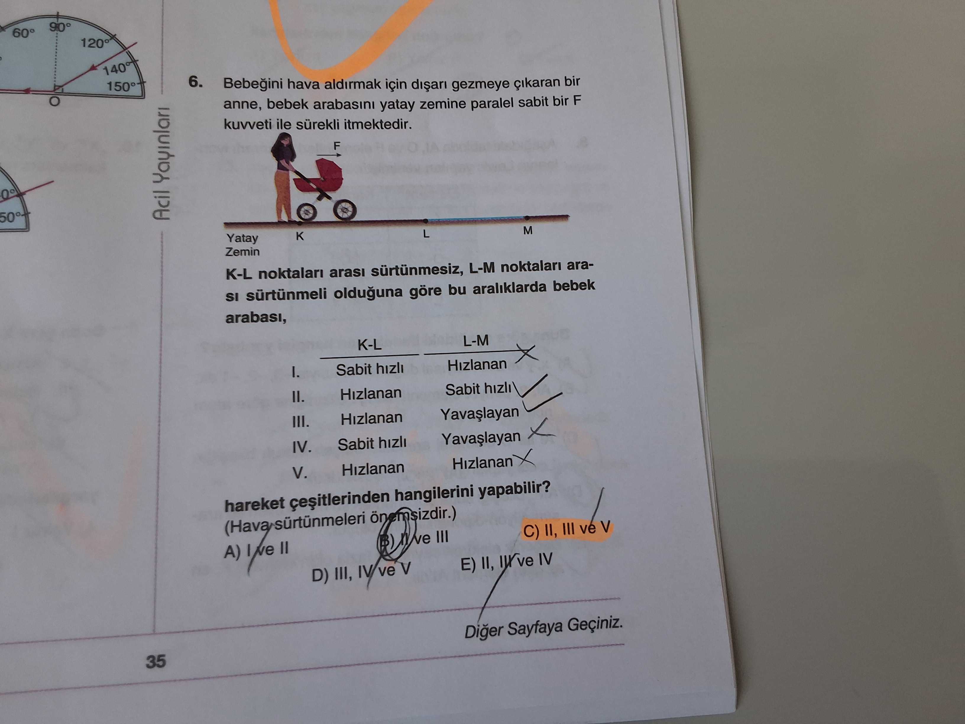 Bebeğini hava aldırmak için dışarı gezmeye çıkaran bir anne, bebek arabasını yatay zemine paralel