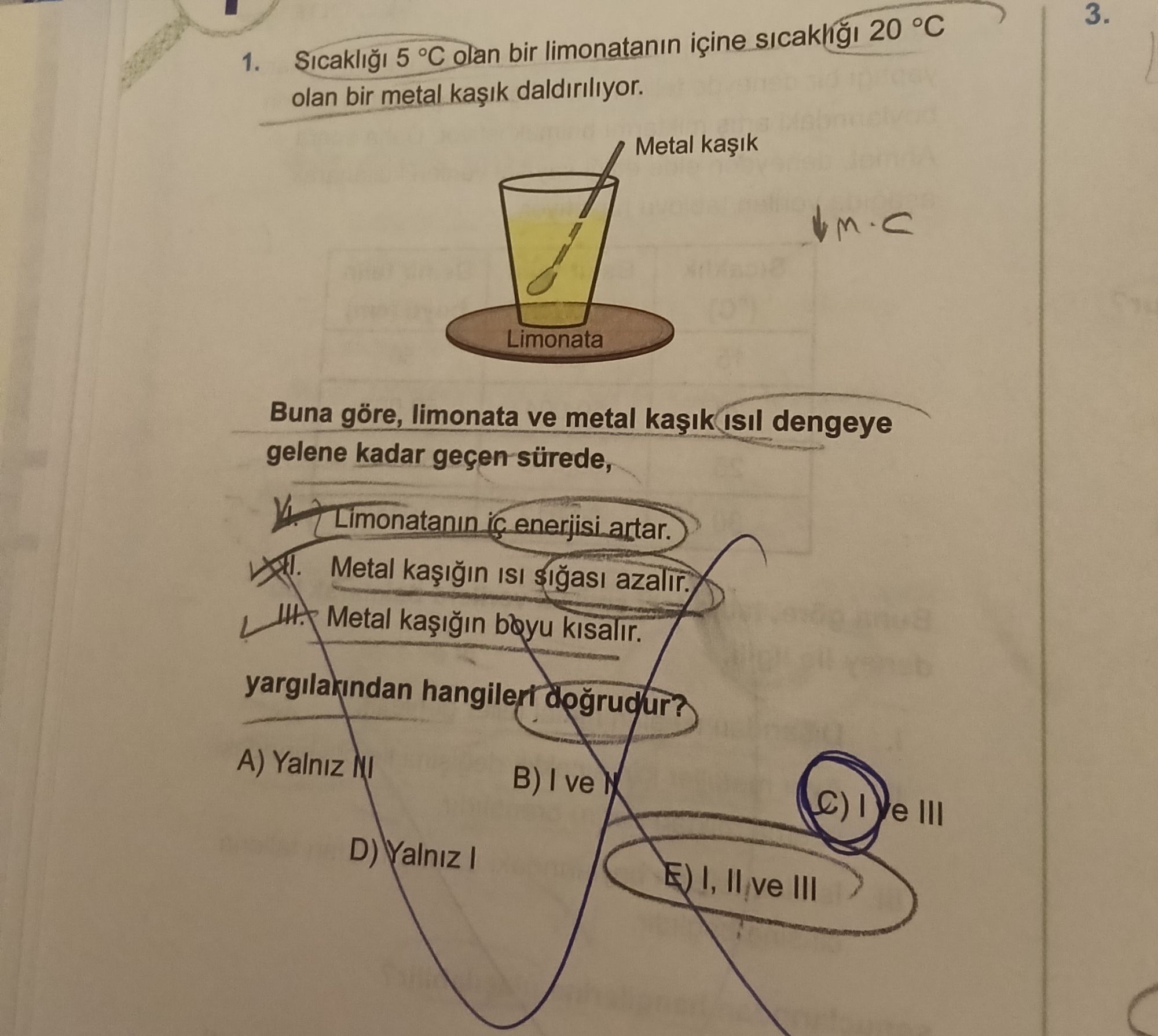 Sıcaklığı 5 °C olan bir limonatanın içine sıcaklığı 20 °C olan bir metal kaşık daldırılıyor. Buna
